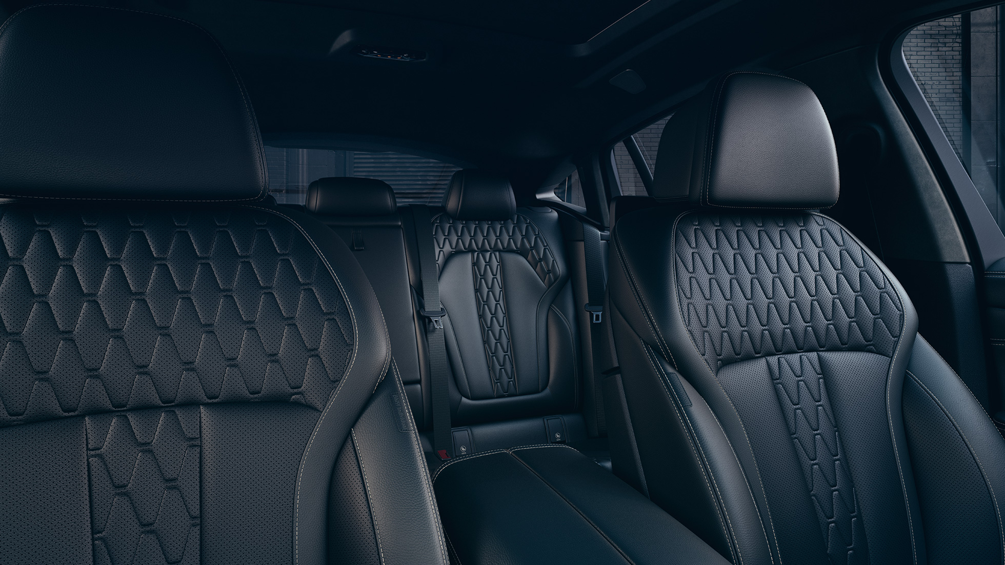 BMW X6 M50i:n ja M50d:n urheiluistuimet. Kuva BMW X6 M50i:n ja M50d:n sisätilan urheiluistuimista.