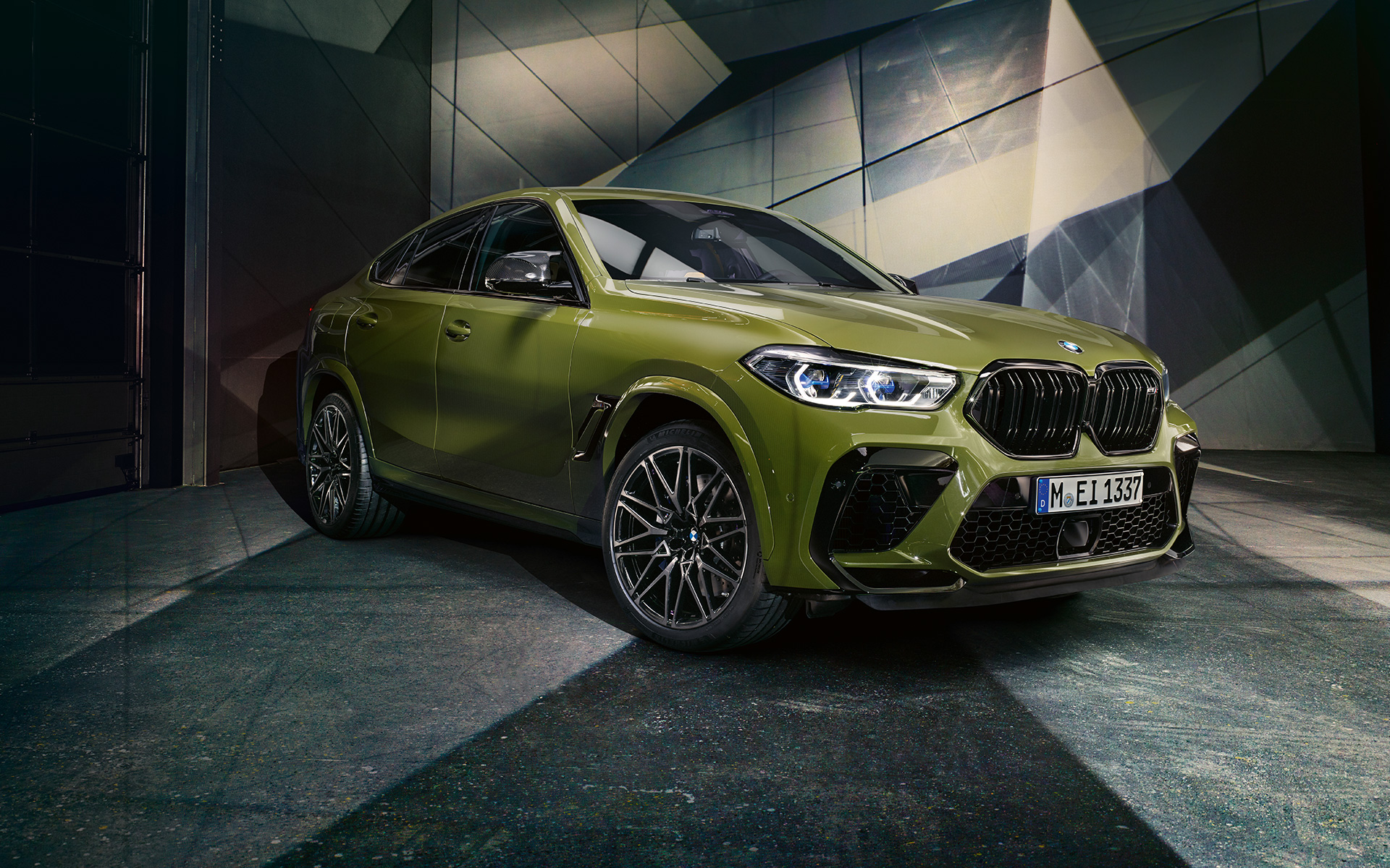 Kaksiosainen M jäähdyttimen säleikkö, BMW X6 M Competition F96 Kaksiosainen M jäähdyttimen säleikkö, BMW X6 M Competition F96 2020 SUV BMW Individual -erikoisulkoväri Urban Green, kolmen neljäsosan näkymä edestä katsottuna