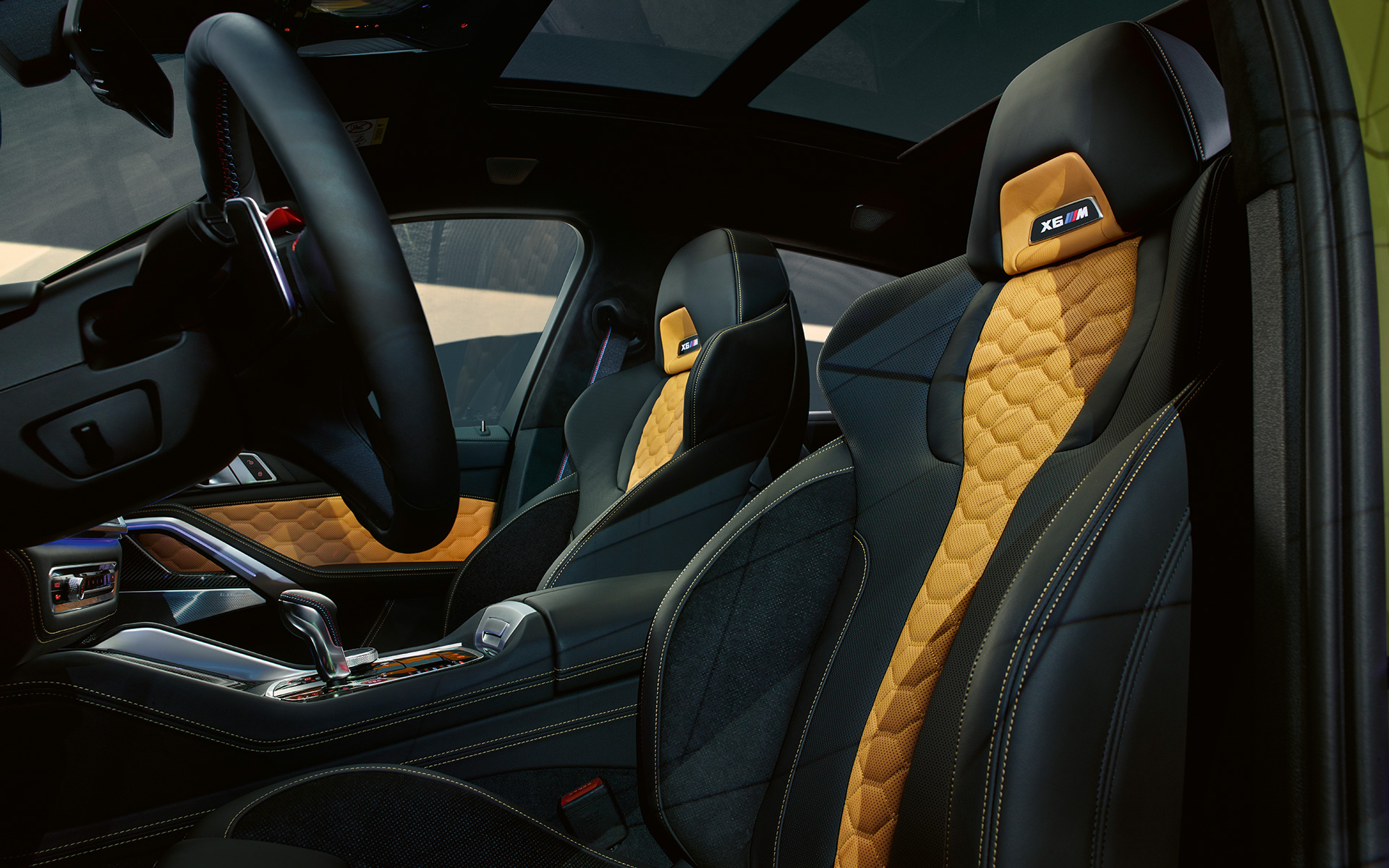 BMW X6 M Competitionin (F96) M monisäätöistuimet M monisäätöistuimet, joissa valaistu X6 M -tekstilogo, BMW X6 M Competition F96 2020 SUV, sisätila