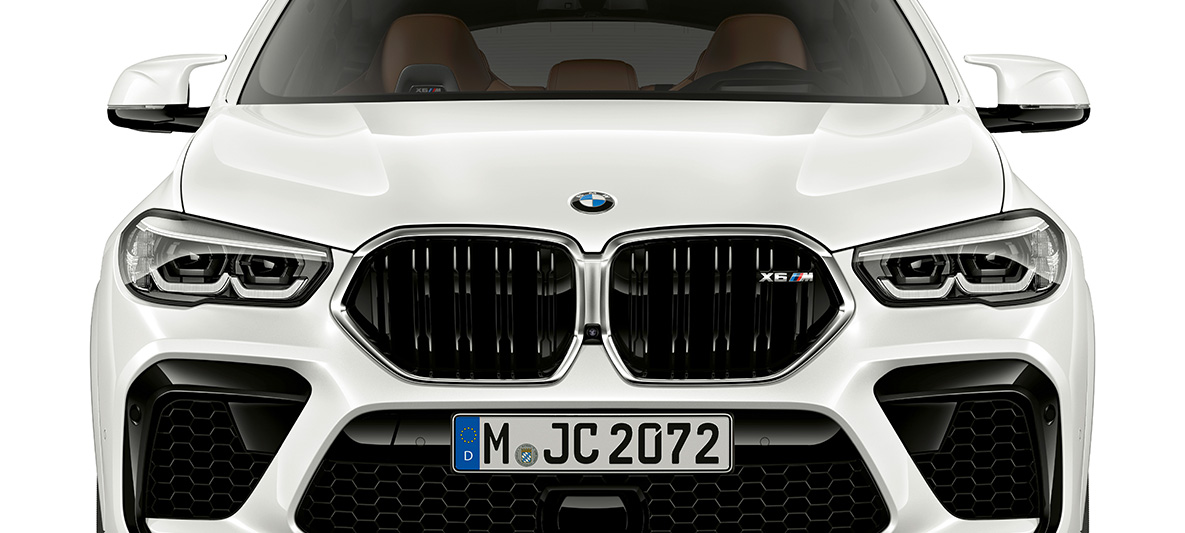 BMW X6 M:n (F96) keula M jäähdyttimen säleikkö, BMW X6 M F96 2020 SUV edestä katsottuna