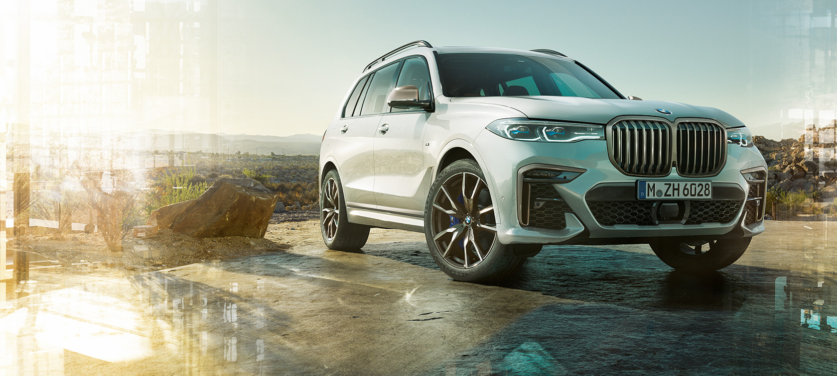 BMW X7 M -auto, 3/4-näkymä edestä vasemmalta BMW X7 M -auto, Mineral White, G07, pysähtyneenä, 3/4-näkymä edestä vasemmalta