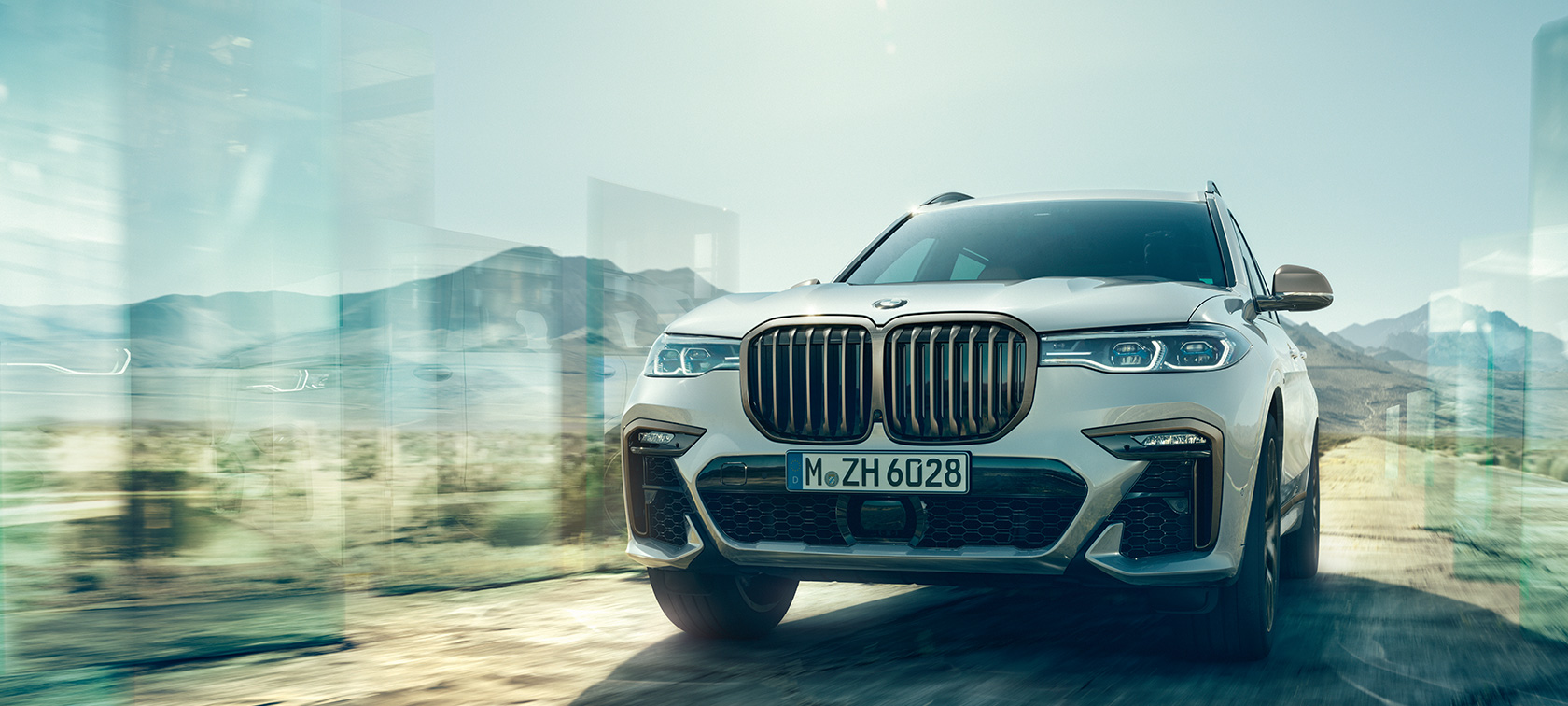 BMW X7 M50i ja M50d, näkymä edestä BMW X7 M -auto M50i ja M50d Mineral White, G07, paikallaan oleva, näkymä edestä