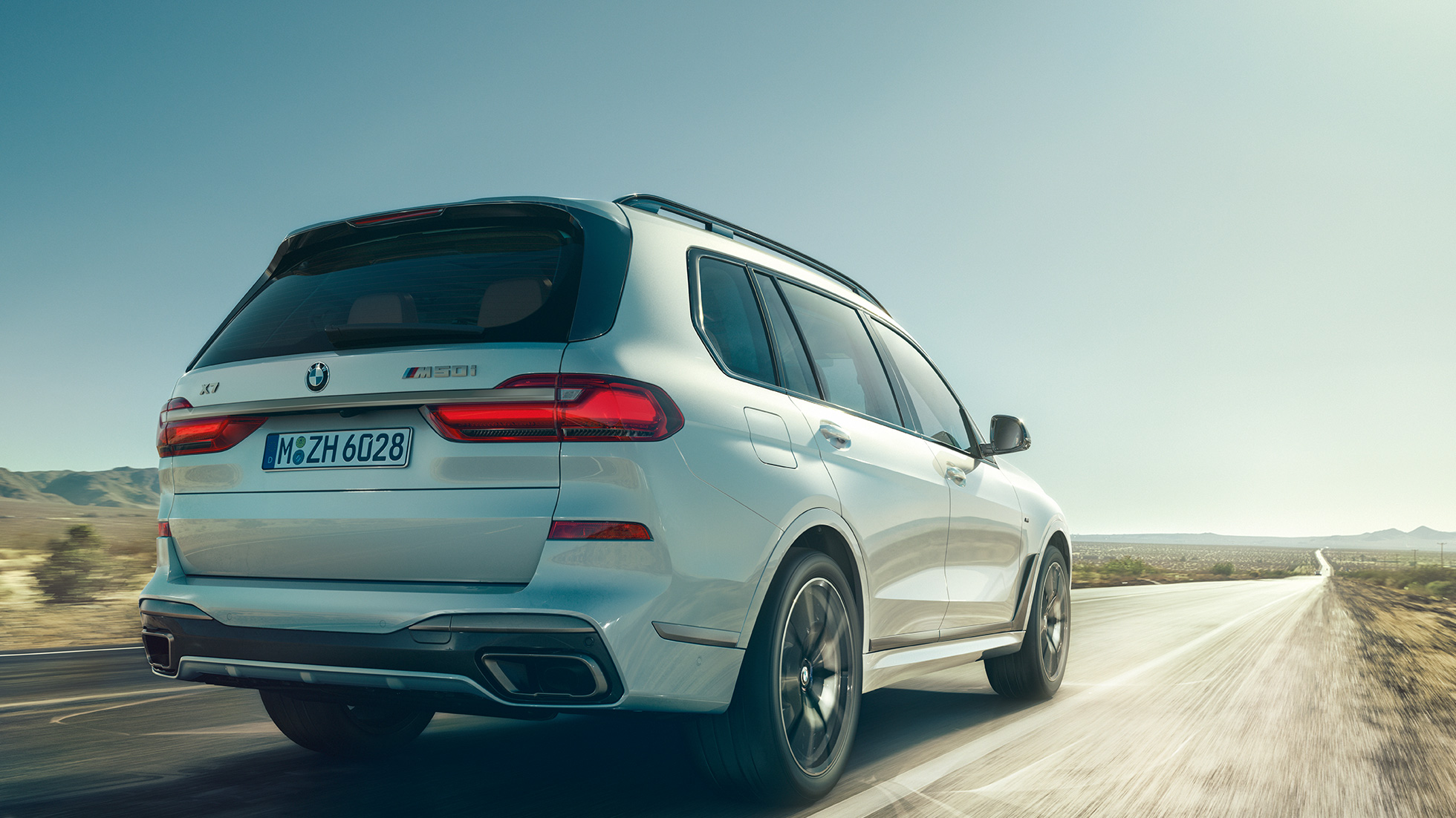 BMW X7 M50i, 3/4-näkymä takaa BMW X7 M50i Mineral White, 3/4-näkymä takaa, G07, 2019