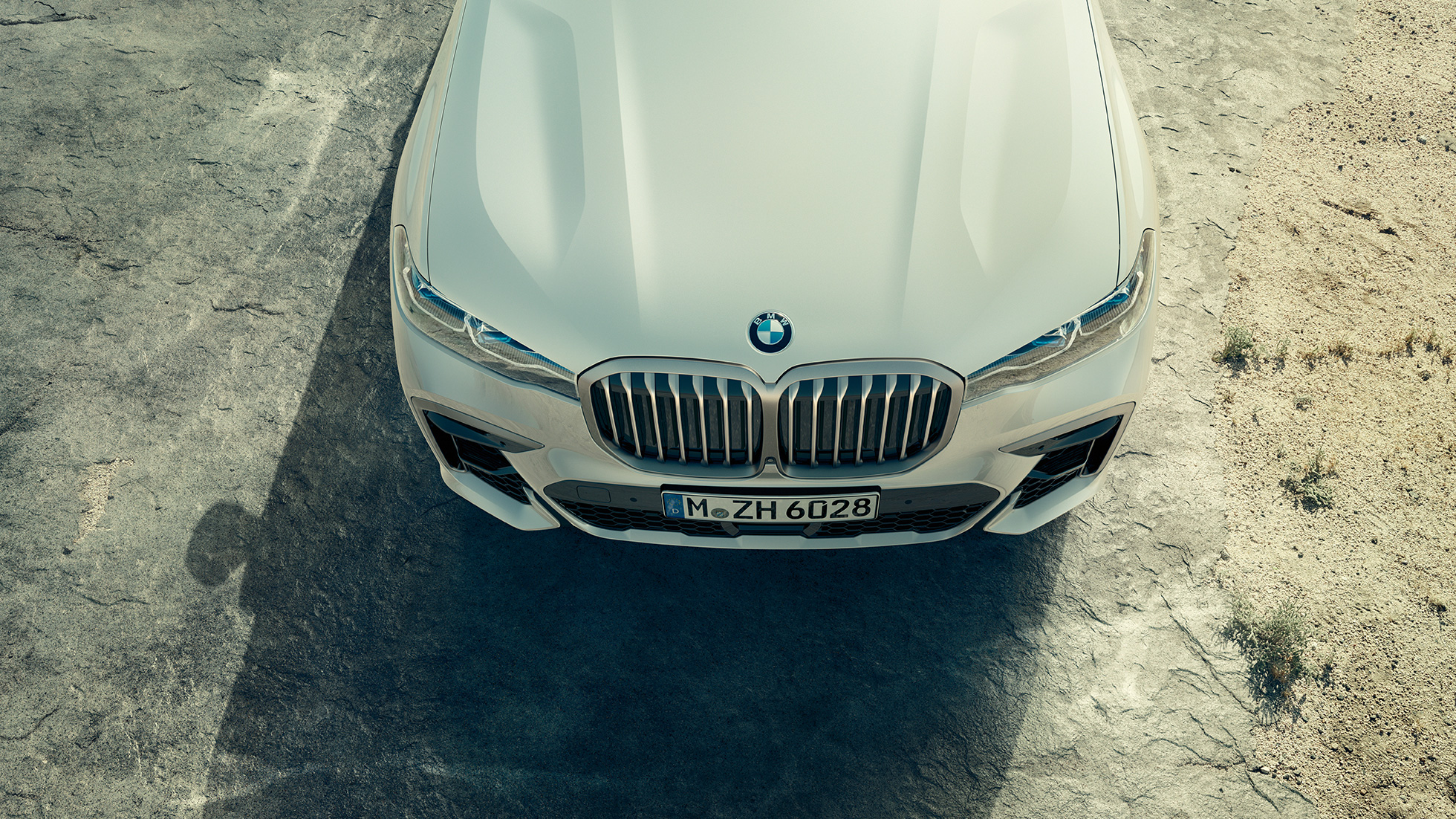BMW X7 M -auto, etuosa ja BMW-jäähdyttimensäleikkö BMW X7 M -autot M50d ja M50i, etuosa ja konepelti lintuperspektiivistä, G07, 2019
