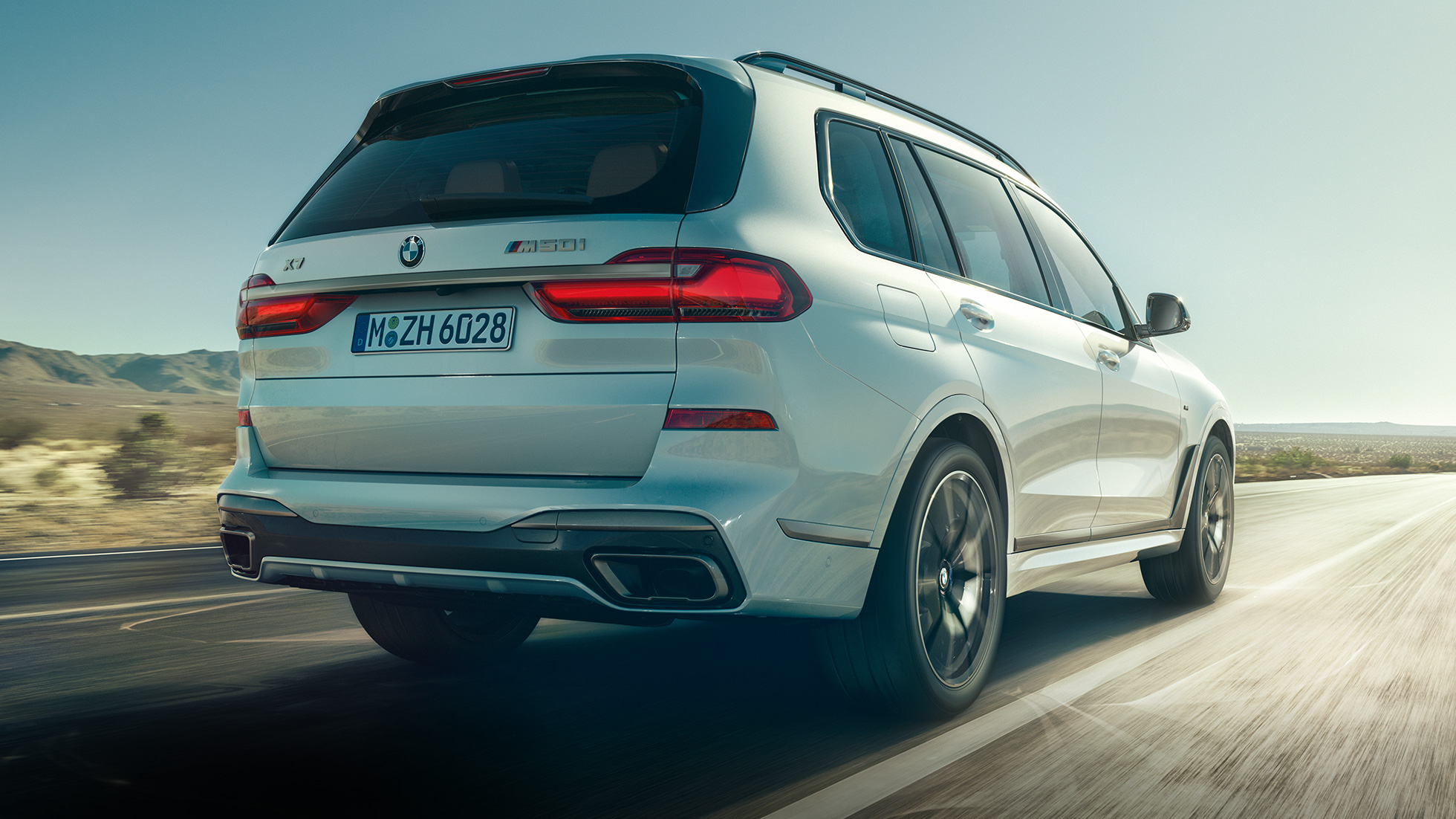 BMW X7 M50i, näkymä takaa BMW X7 M50i Mineral White, ajaa, näkymä takaa, G07, 2019