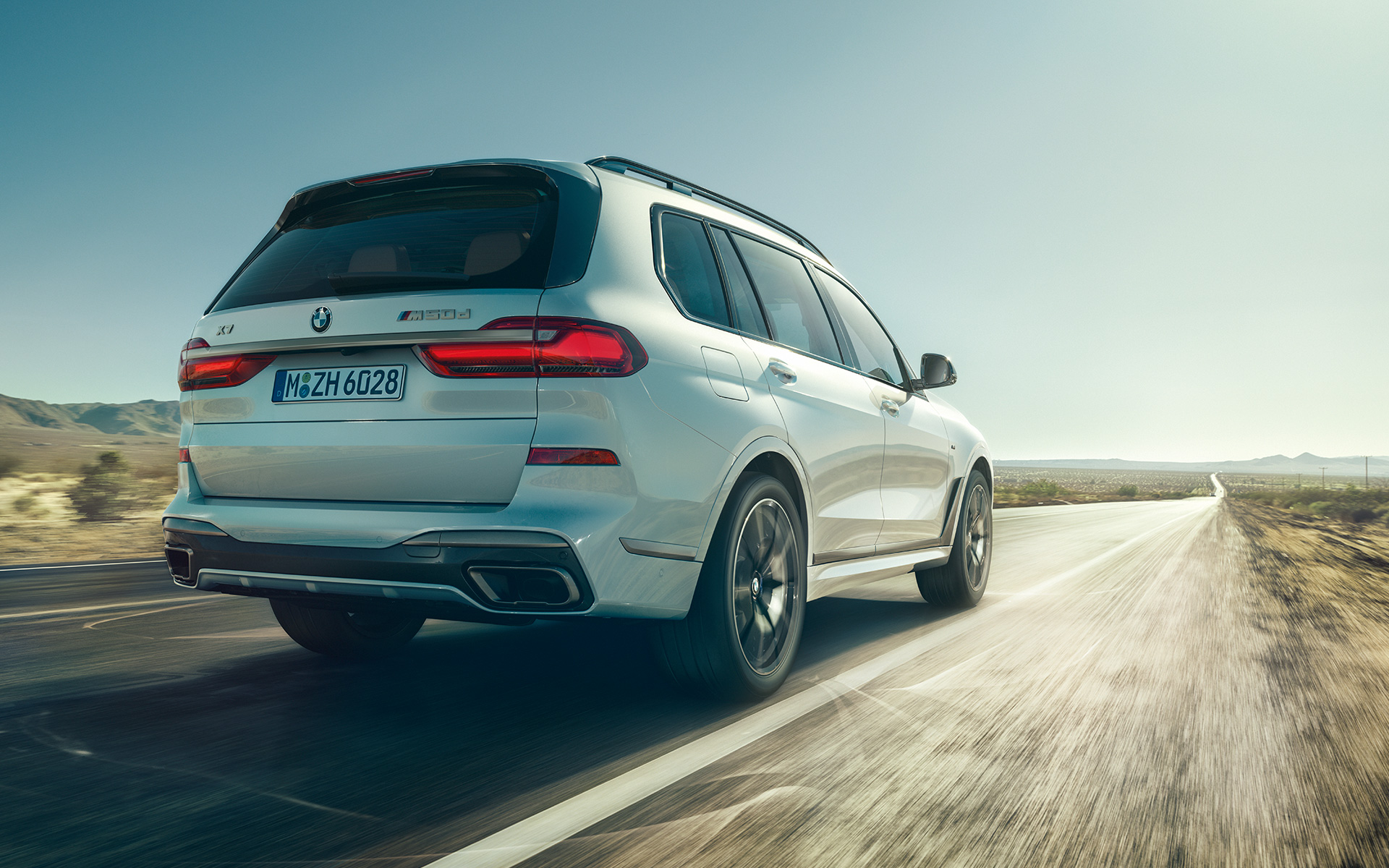 BMW X7 M50d G07 2019, metalliväri Mineral White, näkymä takaa ajaen BMW X7 M50d G07 2019, metalliväri Mineral White, näkymä takaa ajaen