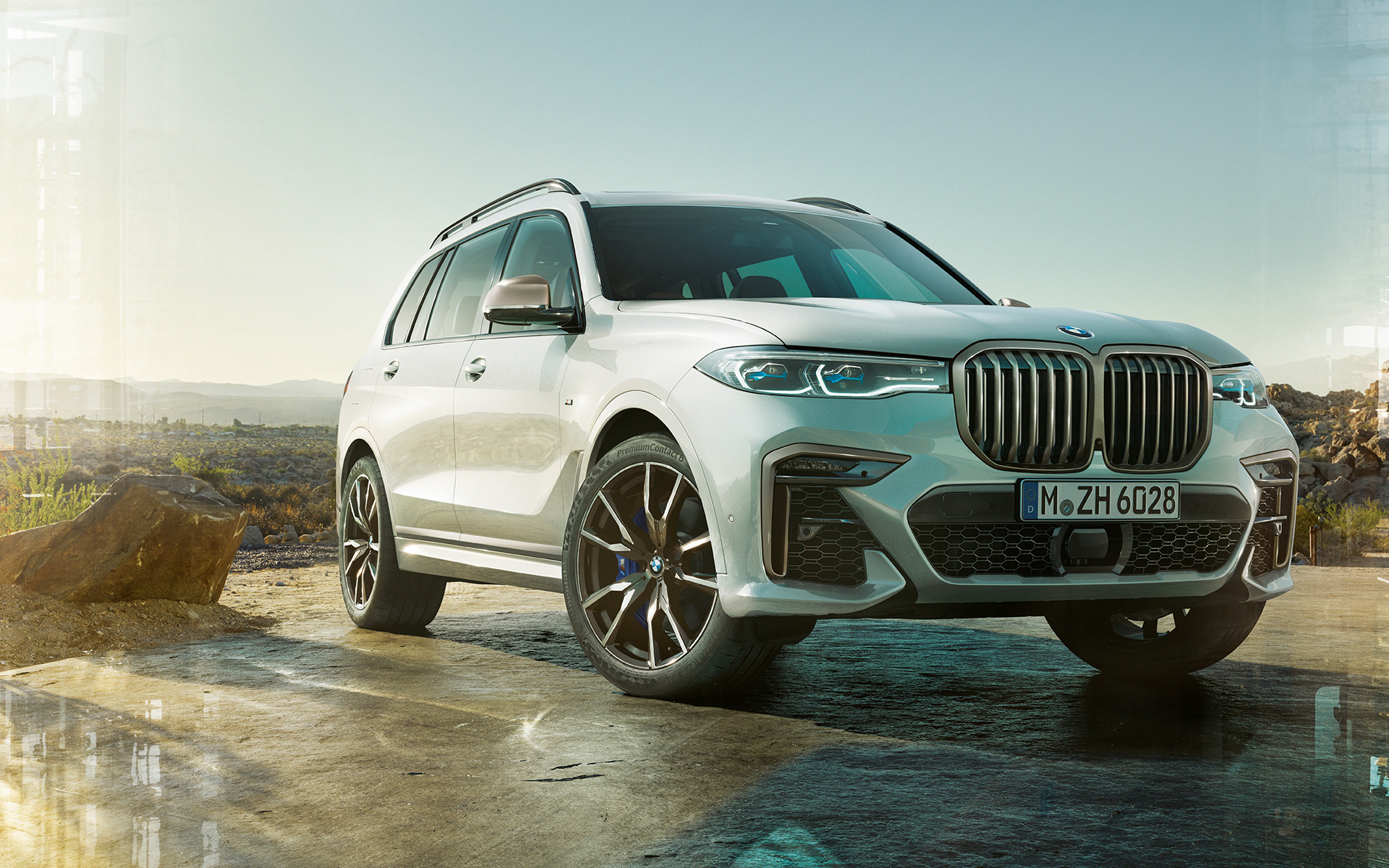 BMW X7 M50i G07 2019, metalliväri Mineral White, pysähdyksissä luonnossa BMW X7 M50i G07 2019, metalliväri Mineral White, 3/4-näkymä pysähdyksissä olevan auton keulasta luonnossa