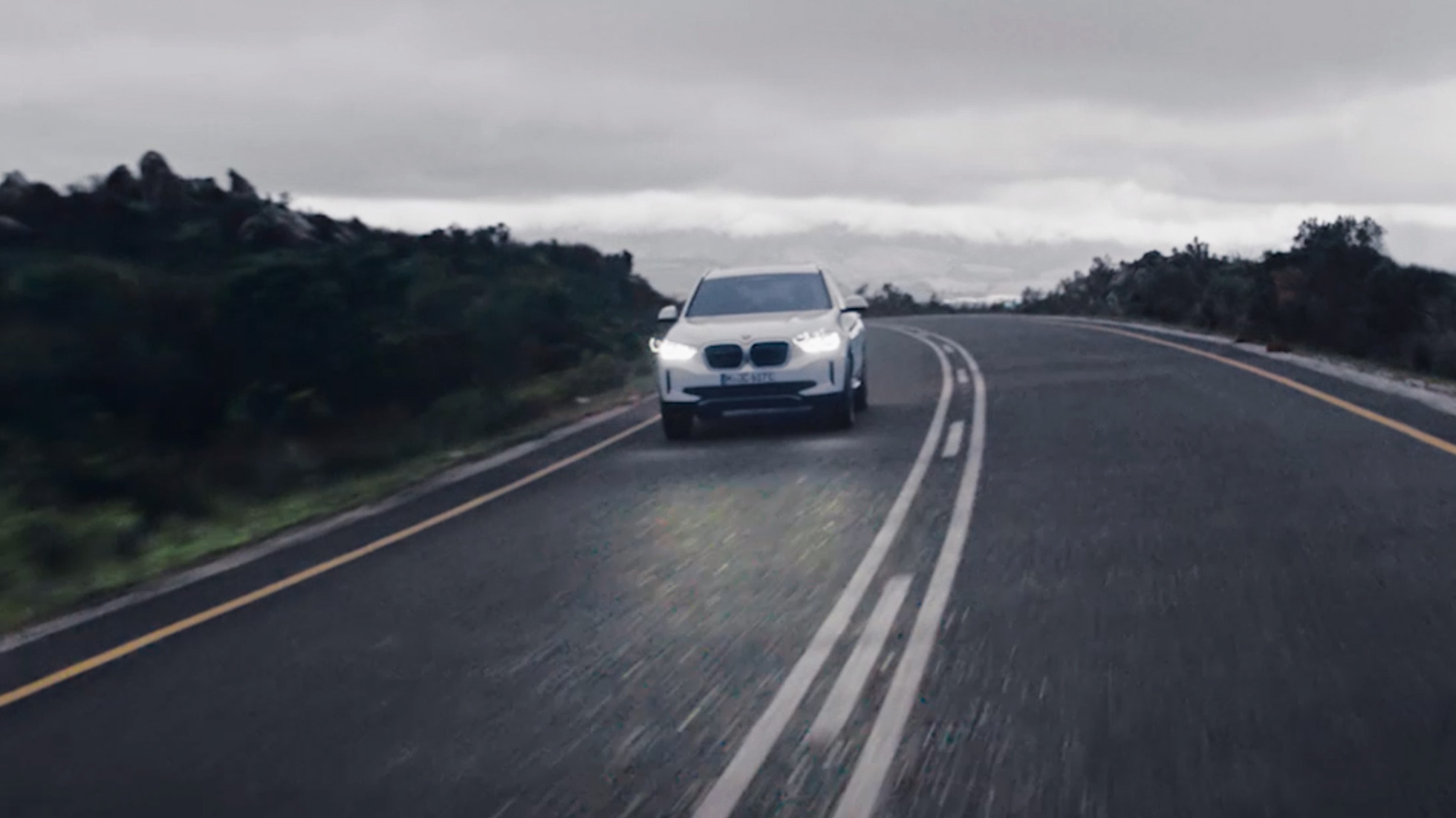 BMW iX3 G08, ajodynamiikka, video BMW iX3 G08 2020 metalliväri Mineral White, ajodynamiikka, video