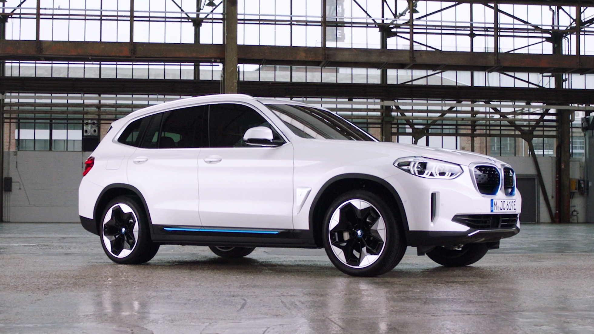 BMW iX3 G08, liitettävyys, video BMW iX3 G08 2020 metalliväri Mineral White, liitettävyys, video