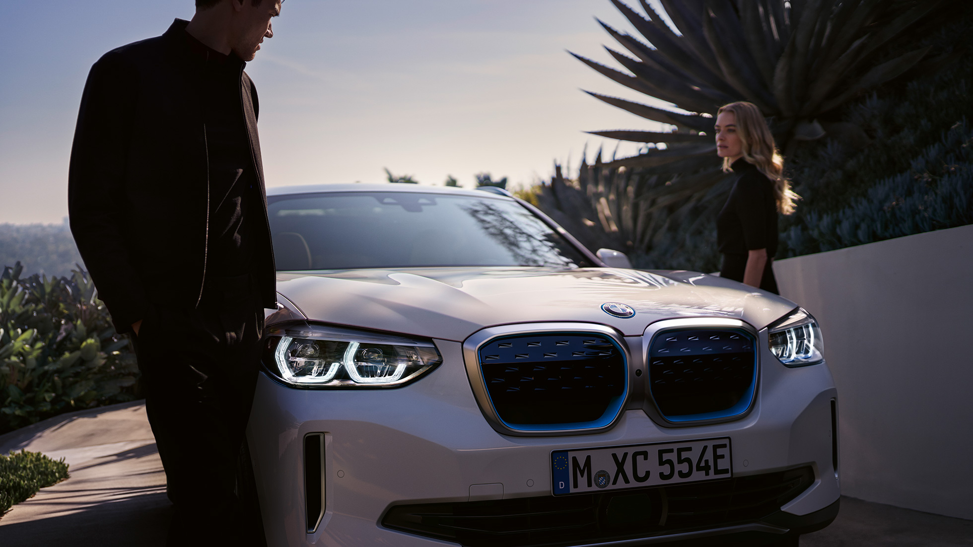 BMW iX3 G08, kolmen neljäsosan näkymä keulasta, jossa BMW i -jäähdyttimensäleikkö BMW iX3 G08 2020 metalliväri Mineral White, kolmen neljäsosan näkymä keulasta, jossa BMW i -jäähdyttimensäleikkö