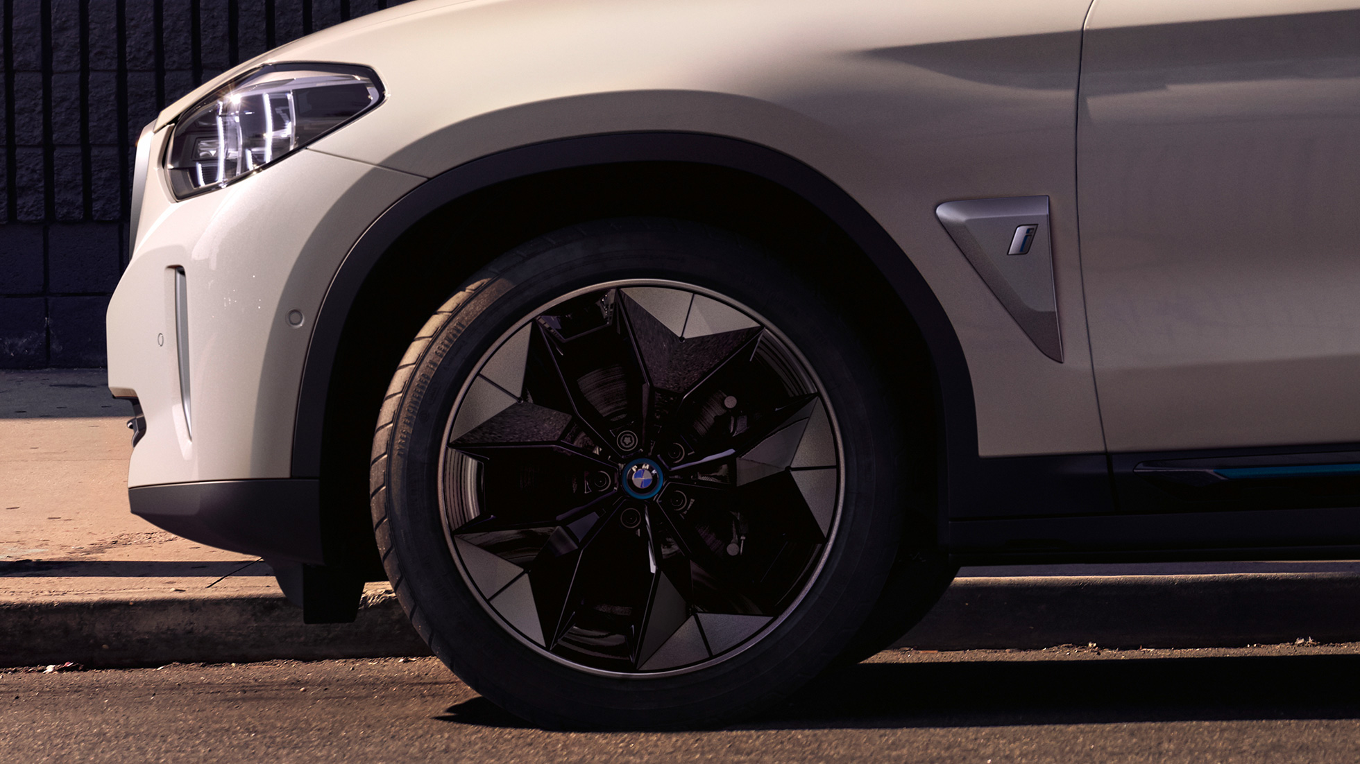 Aerodynamiikkavanteet, BMW iX3 G08, lähikuva vanteesta Aerodynamiikkavanteet, BMW iX3 G08 2020 metalliväri Mineral White, lähikuva auton ulkopuolelta vanteesta