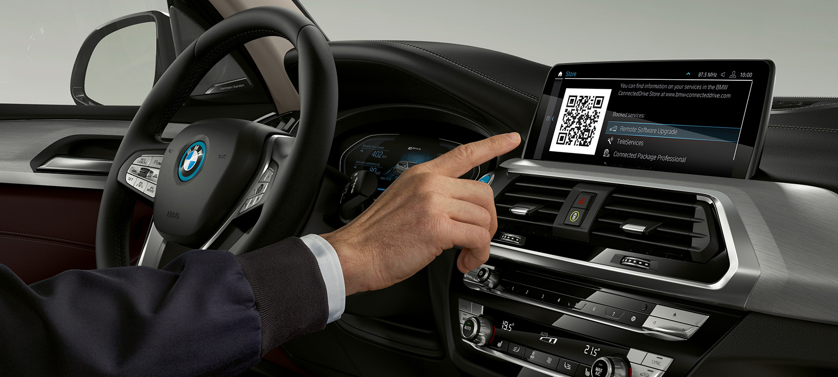 BMW iX3 G08, kuljettaja käyttää monitoiminäyttöä BMW iX3 G08 2020, kuljettaja käyttää monitoiminäyttöä sisätilassa