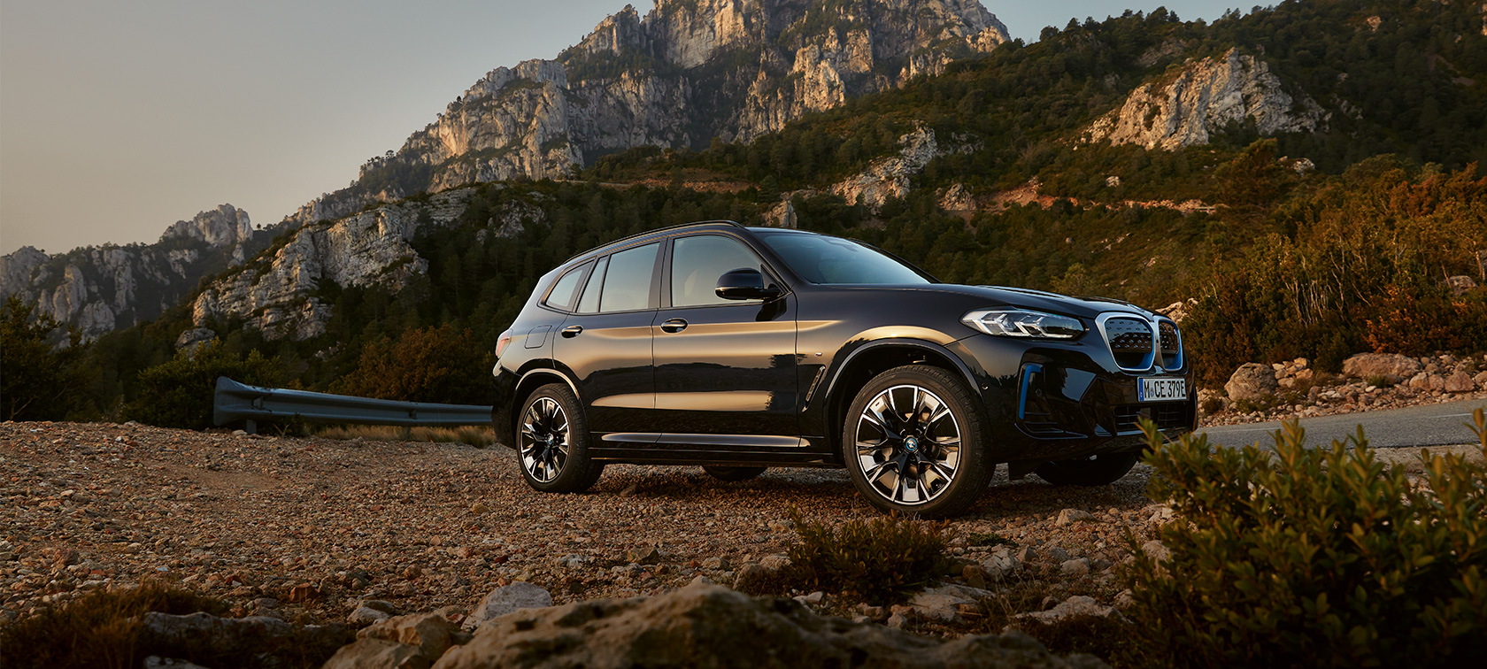BMW iX3 G08 2021 M Carbon Black sivukuvana