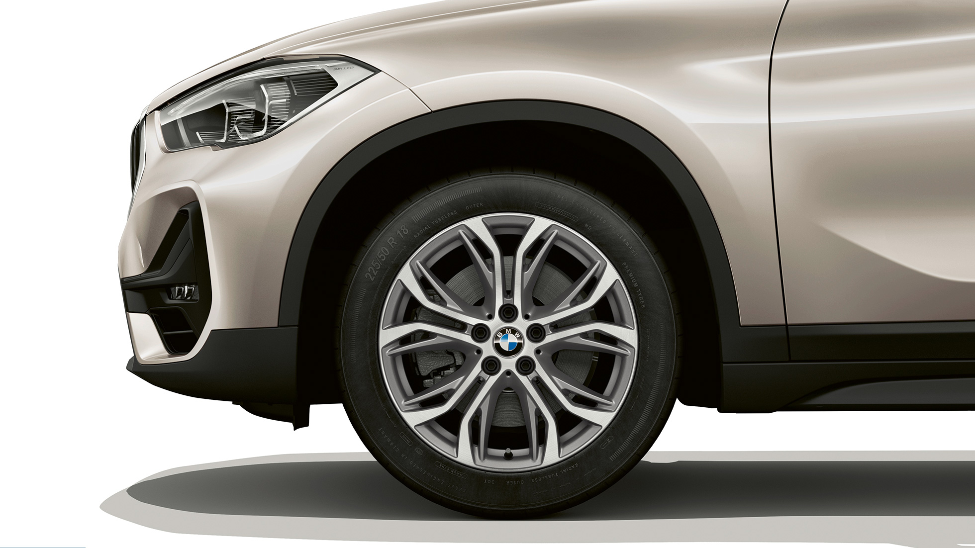 BMW X1, Business-varustelu, kevytmetallivanne. BMW X1, Business-varustelu, sivunäkymä, lähikuva kevytmetallivanteesta.