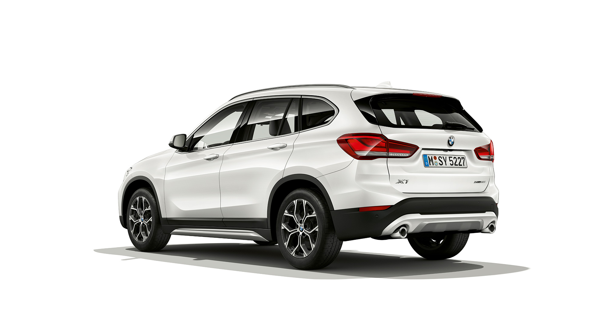 BMW X1, Business xLine, 3/4-näkymä takaa. BMW X1, Business xLine, 3/4-näkymä takaa, studiokuva.