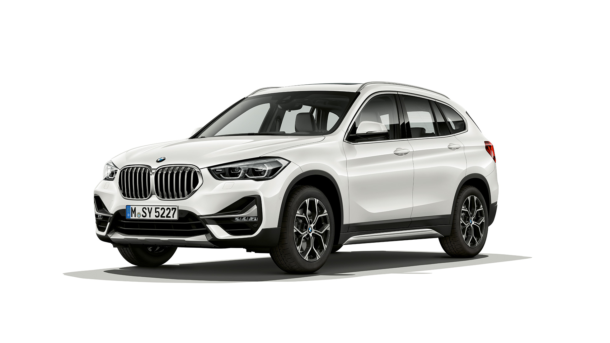 BMW X1, Business xLine, 3/4-näkymä edestä. BMW X1, Business xLine, 3/4-näkymä edestä, studiokuva.