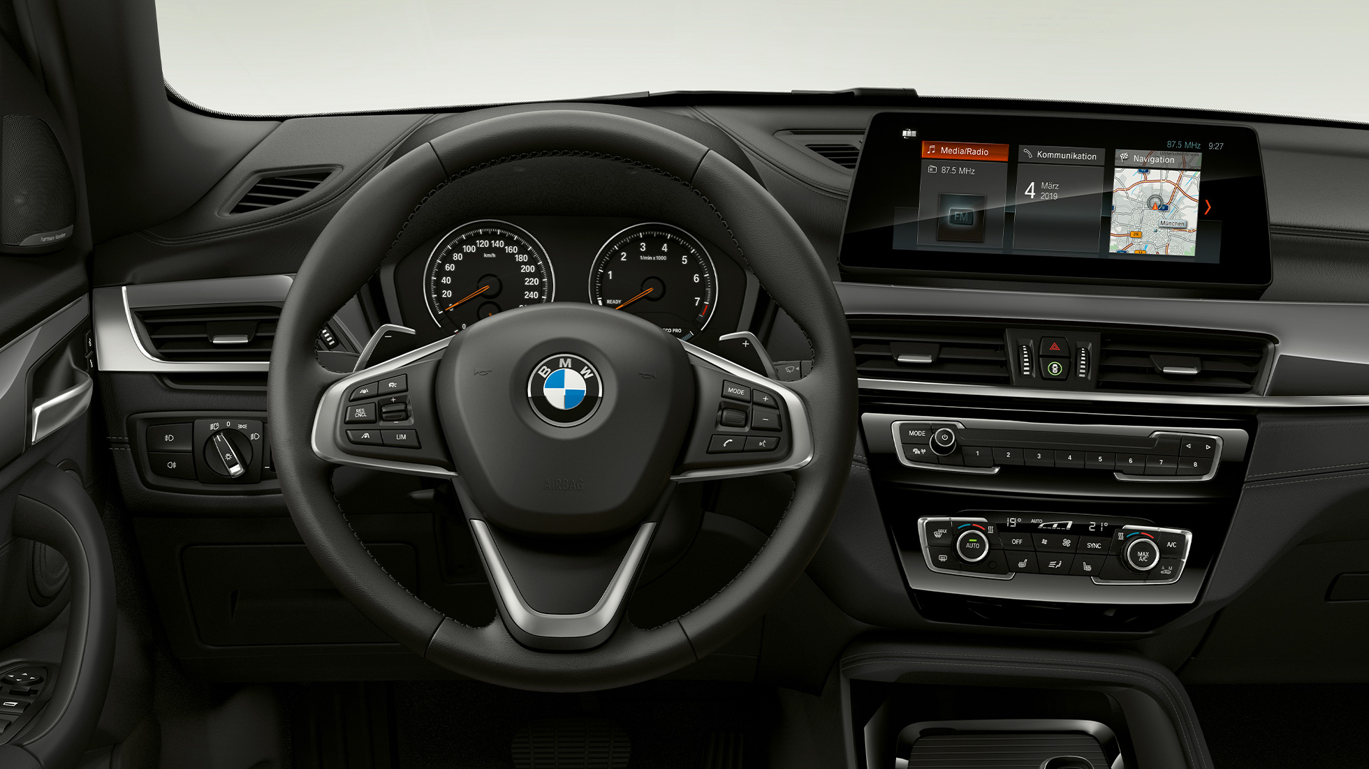 BMW X1, Business xLine, sisätila. BMW X1, Business xLine, sisätila, kuva ohjaamosta.