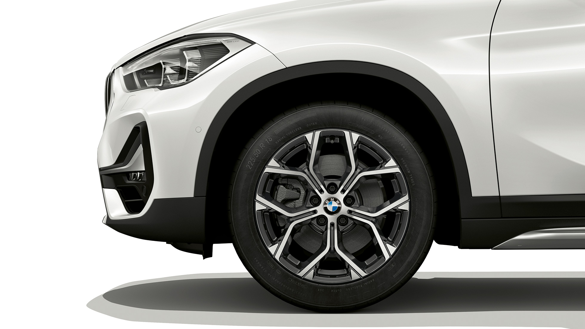 BMW X1, Business xLine, kevytmetallivanne. BMW X1, Business xLine, sivunäkymä, lähikuva kevytmetallivanteesta.