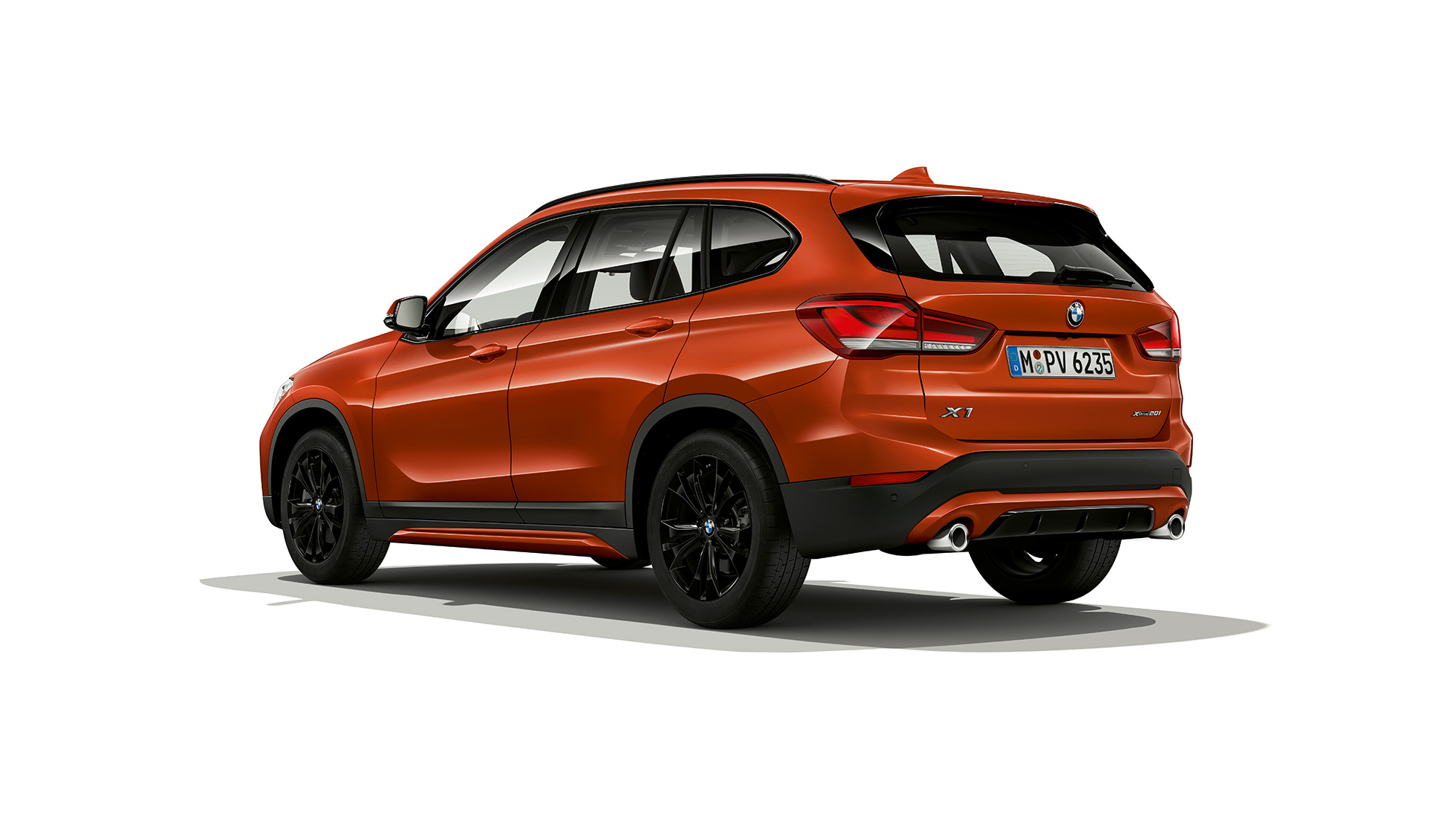 BMW X1, Business Sport, 3/4-näkymä takaa. BMW X1, Business Sport, 3/4-näkymä takaa, studiokuva.