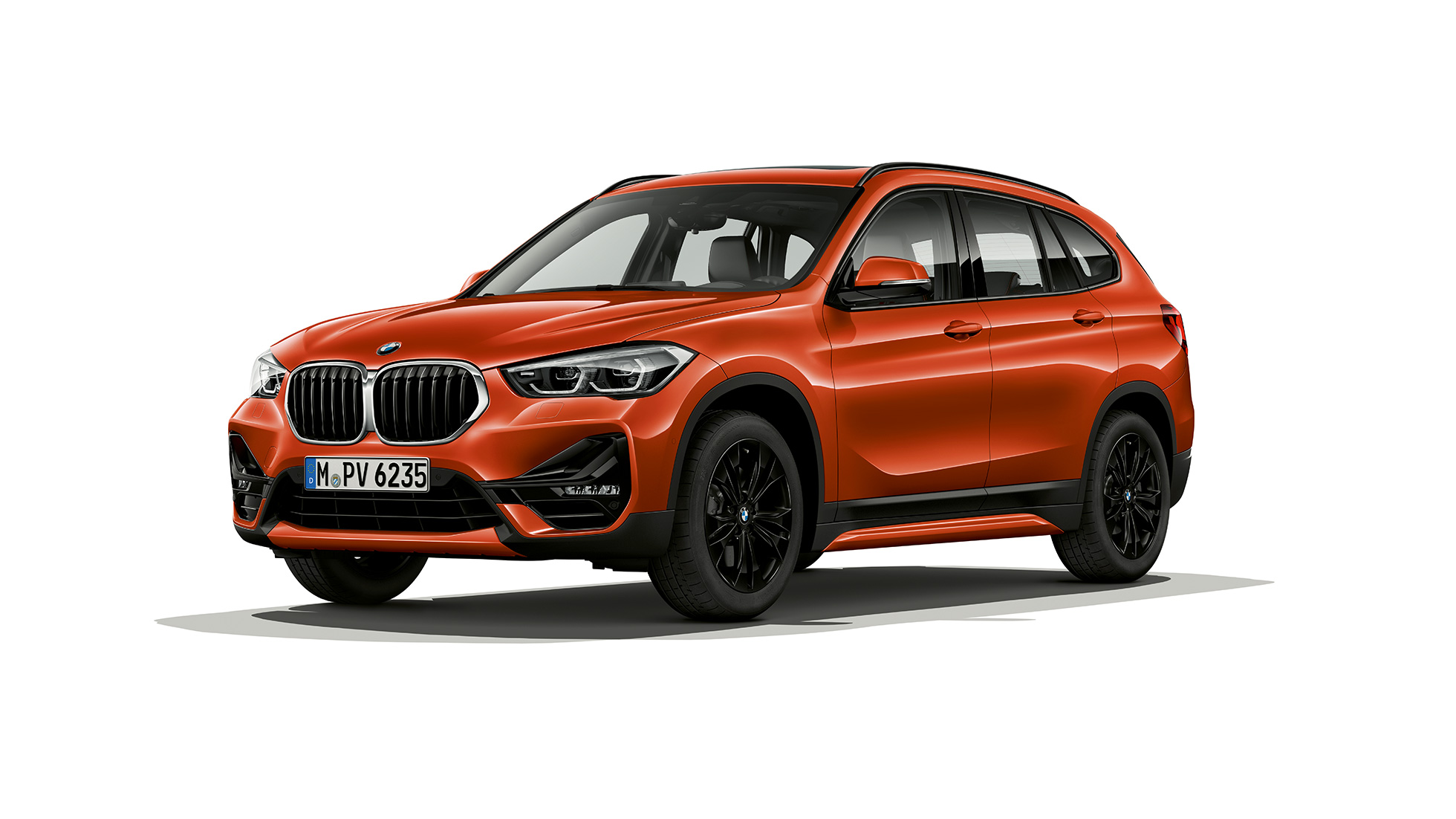 BMW X1, Business Sport, 3/4-näkymä edestä. BMW X1, Business Sport, 3/4-näkymä edestä, studiokuva.