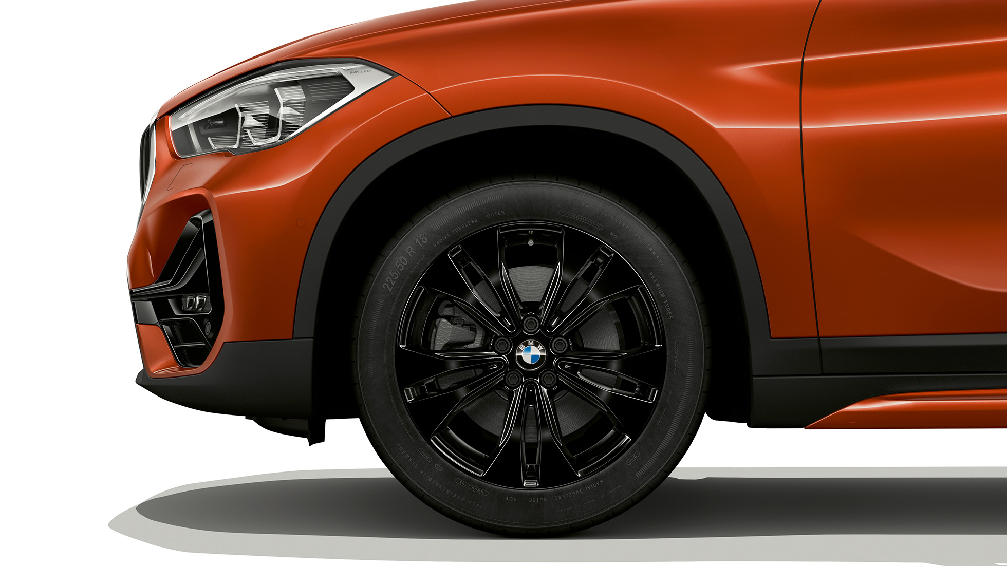 BMW X1, Business Sport, kevytmetallivanne. BMW X1, Business Sport, sivunäkymä, lähikuva kevytmetallivanteesta.