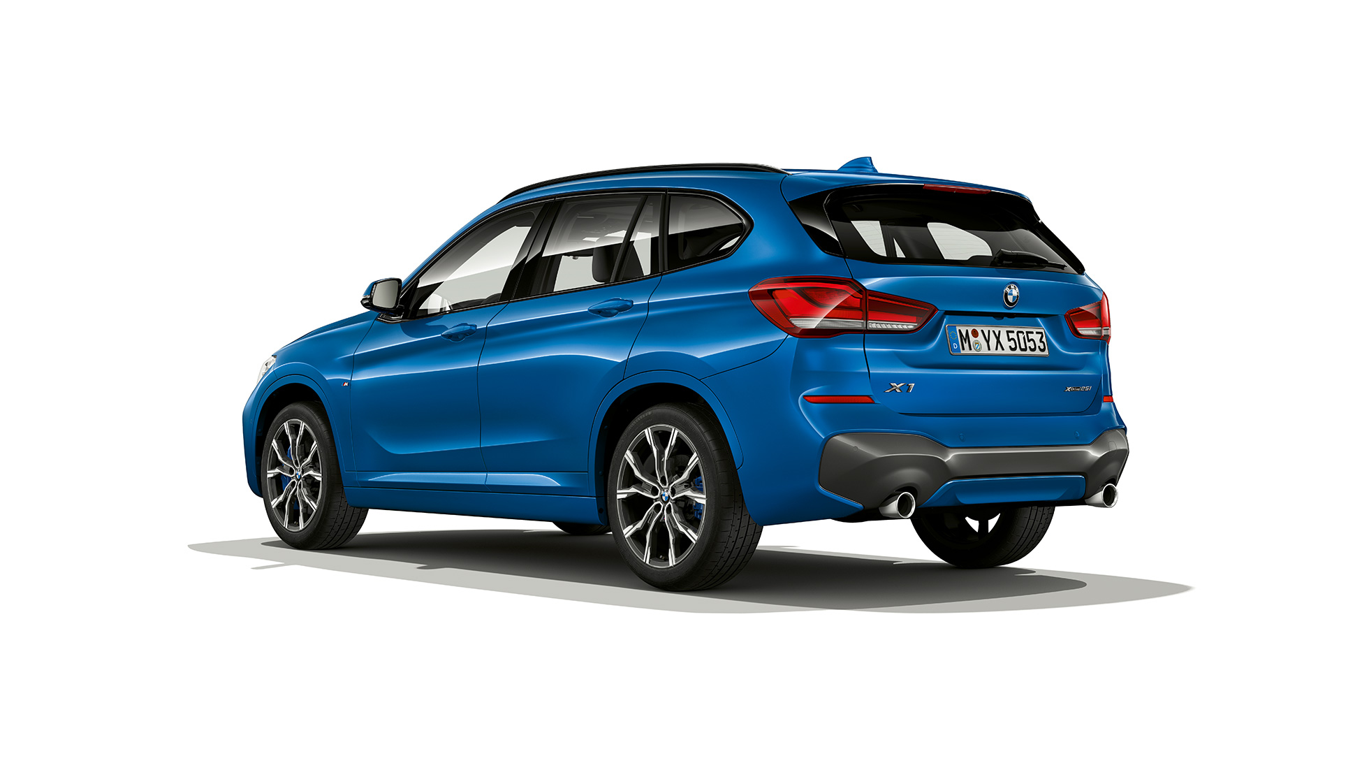 BMW X1, Business M Sport, 3/4-näkymä takaa. BMW X1, Business M Sport, 3/4-näkymä takaa, studiokuva.