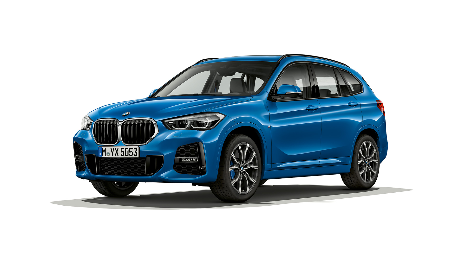 BMW X1, Business M Sport, 3/4-näkymä edestä. BMW X1, Business M Sport, 3/4-näkymä edestä, studiokuva.
