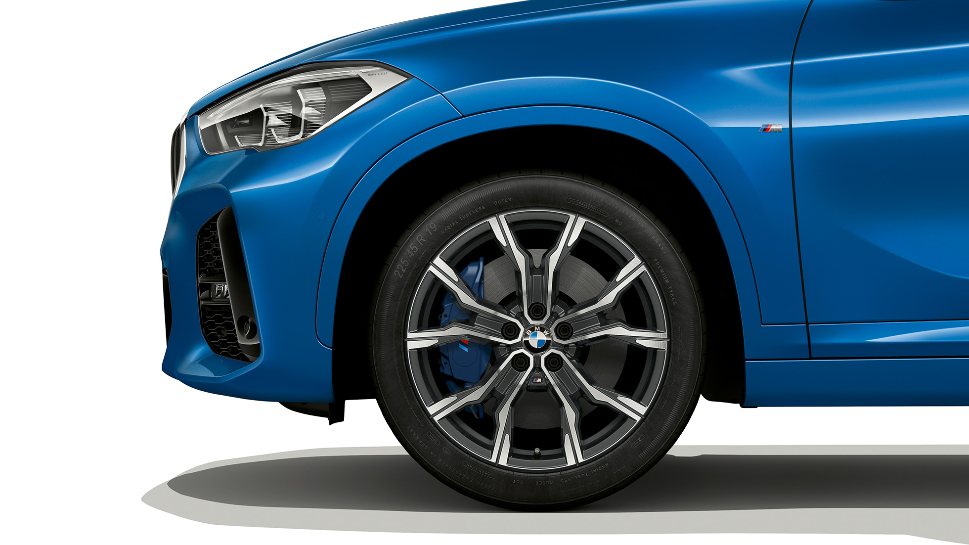 BMW X1, Business M Sport, kevytmetallivanne. BMW X1, Business M Sport, sivunäkymä, lähikuva kevytmetallivanteesta.