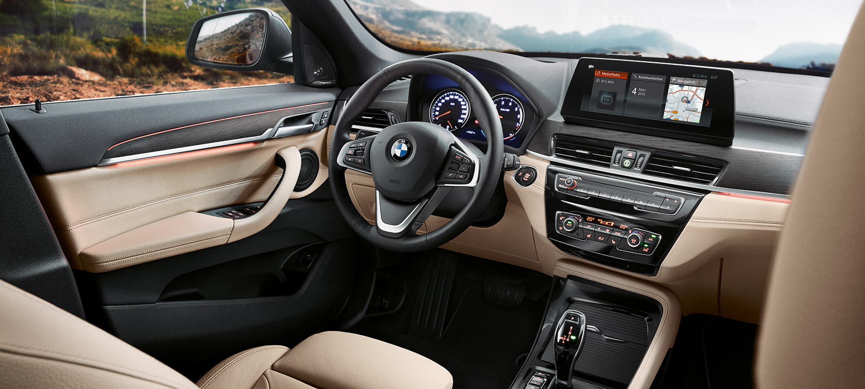 BMW X1, ohjaamo. BMW X1, sisätila, kuva ohjaamosta.