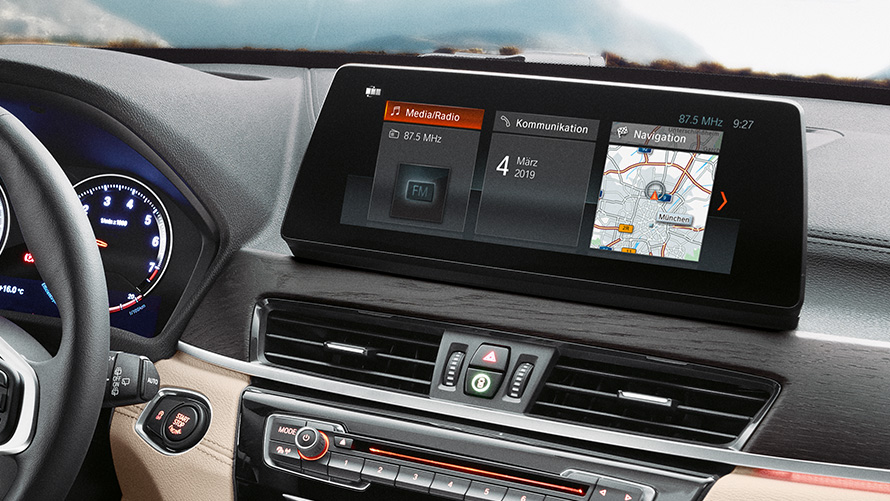 BMW X1:n sisätila, 10,25" monitoiminäyttö. BMW X1:n sisätila, kuva 10,25" monitoimikosketusnäytöstä.