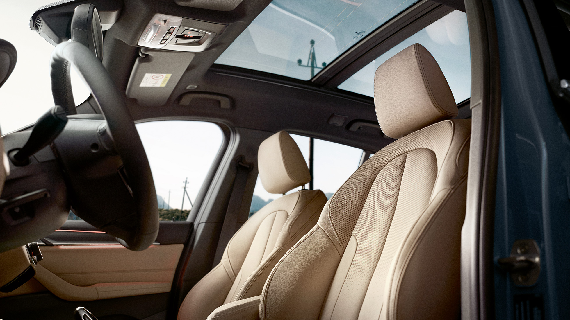 BMW X1:n sisätila, urheiluistuimet. BMW X1:n sisätila, kuva ergonomisista urheiluistuimista.