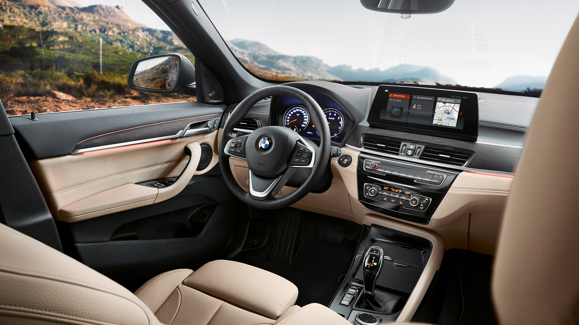 BMW X1:n sisätila, ohjaamo. BMW X1:n sisätila, kuva ohjaamon 10,25" monitoiminäytöstä.
