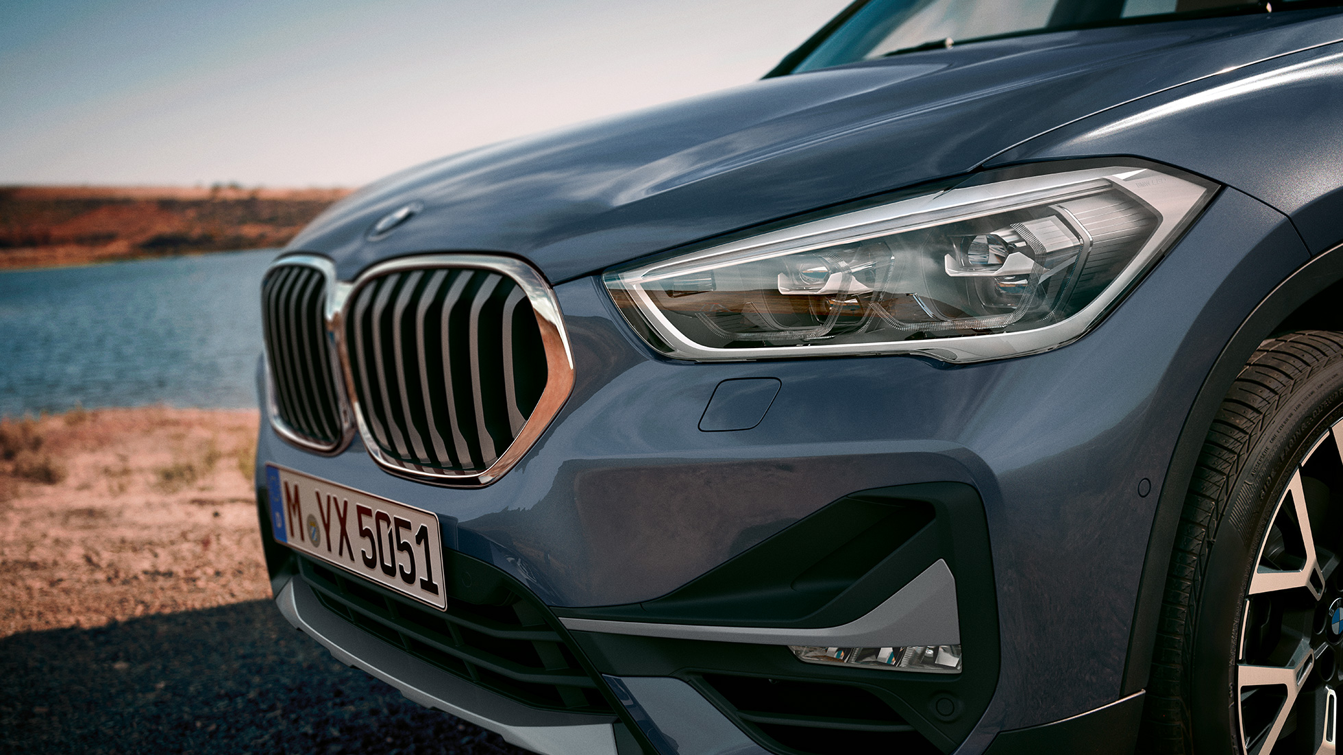 BMW X1, adaptiiviset LED-ajovalot BMW X1, lähikuva adaptiivisesta LED-ajovalosta.