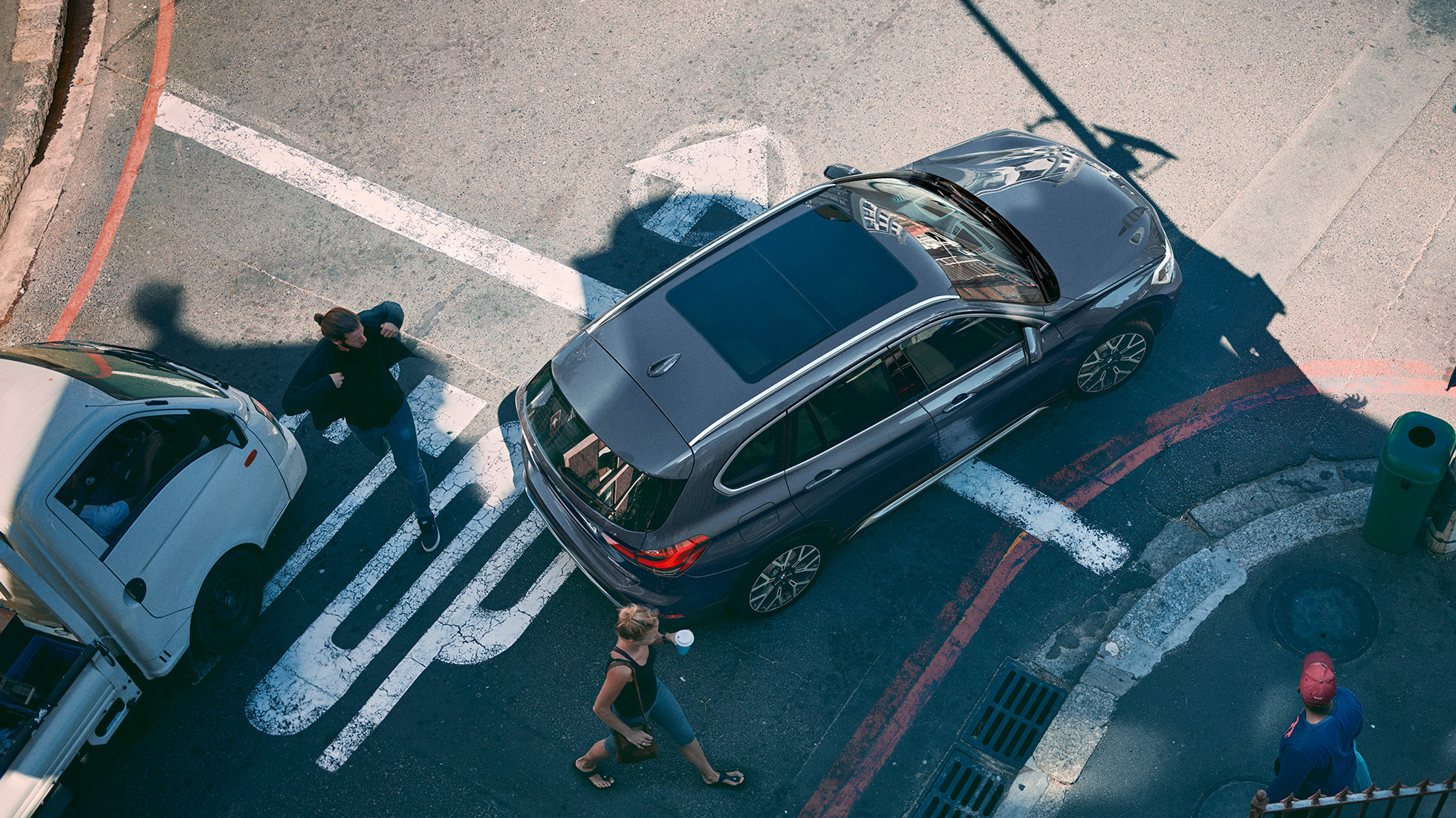 BMW X1, panoraamalasikattoluukku. BMW X1, kuva panoraamalasikattoluukusta lintuperspektiivistä.