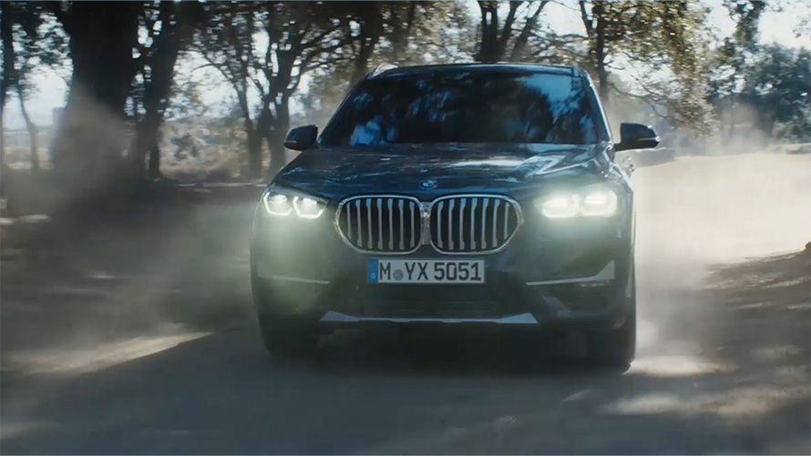 BMW X1 F48 LCI 3/4-näkymä edestä BMW X1 F48 LCI 3/4-näkymä edestä auton ajaessa luontonäkymässä.