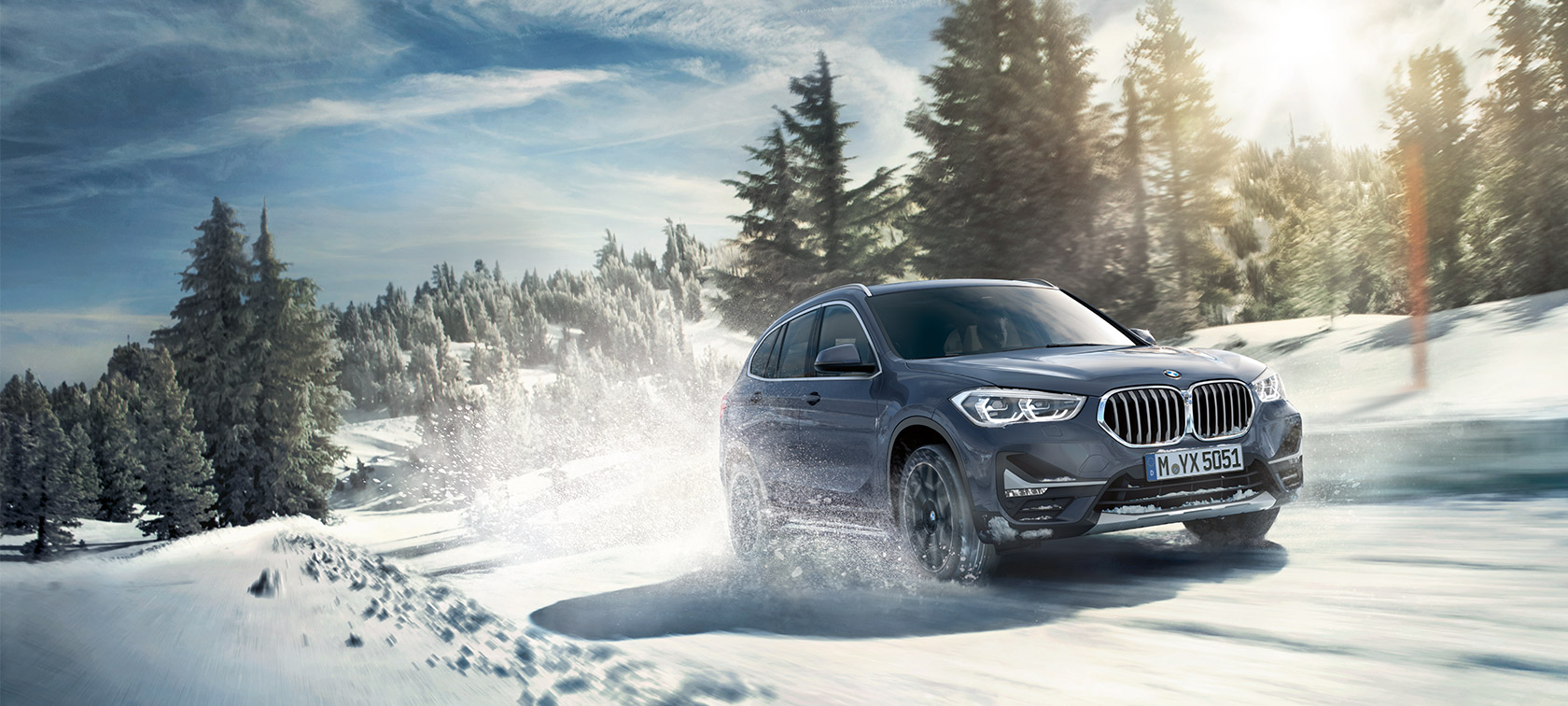 BMW X1 xDrive20i F48 LCI BMW Individual metalliväri Storm Bay, ajaa talvimaisemassa BMW X1 xDrive20i F48 LCI BMW Individual metalliväri Storm Bay, ajaa talvimaisemassa