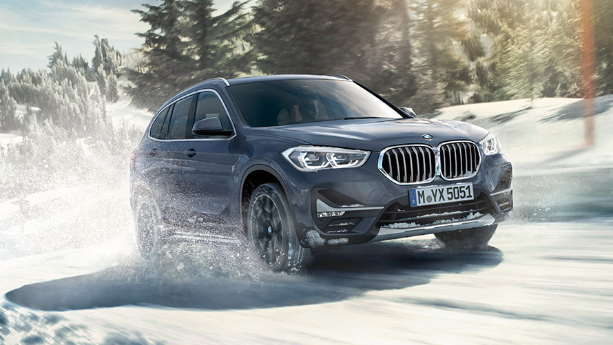 BMW X1 xDrive20i F48 LCI, metalliväri BMW Individual Storm Bay, ajamassa talvimaisemassa BMW X1 xDrive20i F48 LCI, metalliväri BMW Individual Storm Bay, ajamassa talvimaisemassa