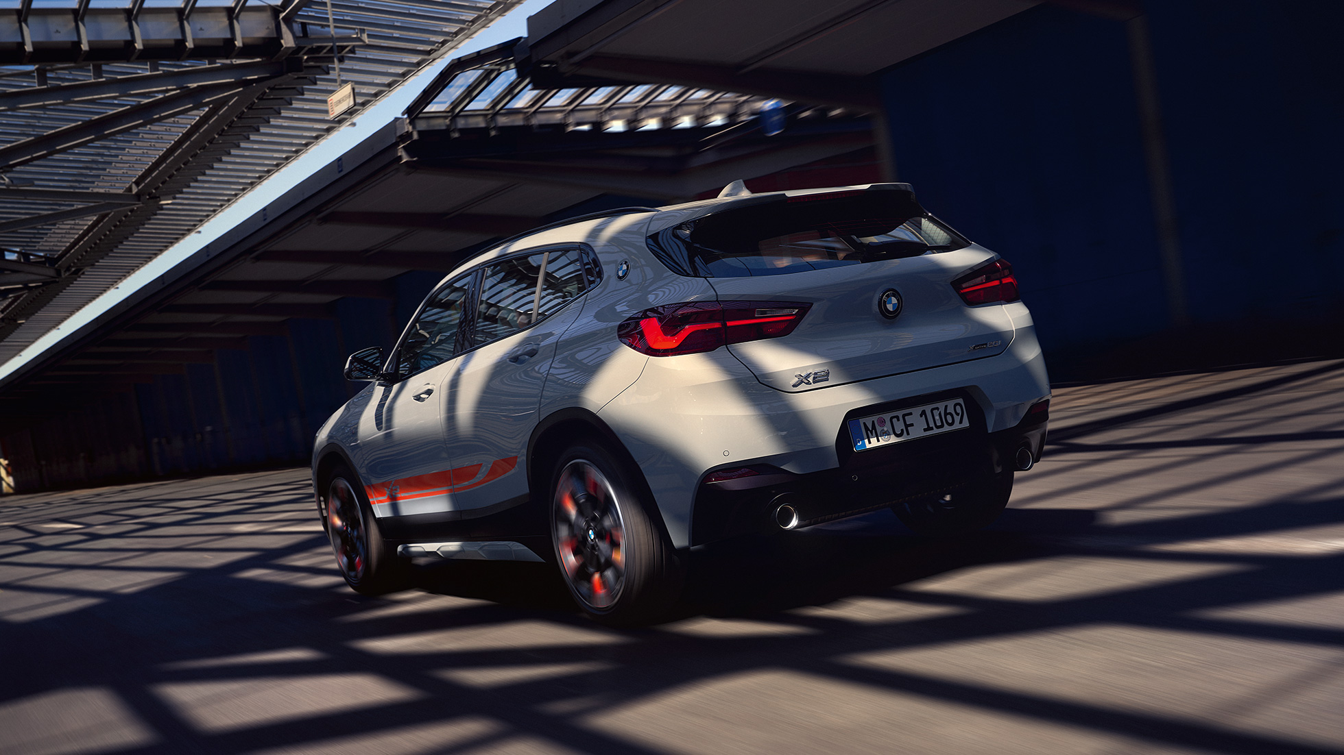 Kolmen neljäsosan näkymä sivusta BMW X2 F39 BMW X2 2018 F39 metalliväri Galvanic Gold kolmen neljäsosan näkymä sivusta