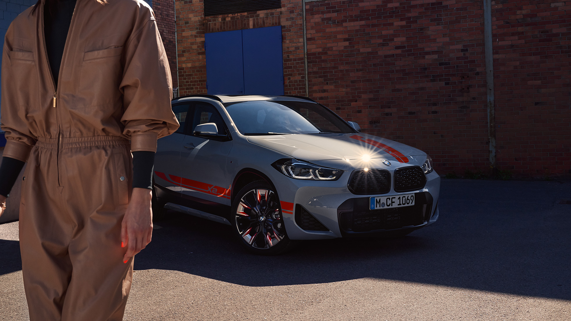 Kaksiosainen jäähdyttimensäleikkö BMW X2 F39 BMW X2 2018 F39 metalliväri Galvanic Gold näkymä edestä kaksiosainen jäähdyttimensäleikkö