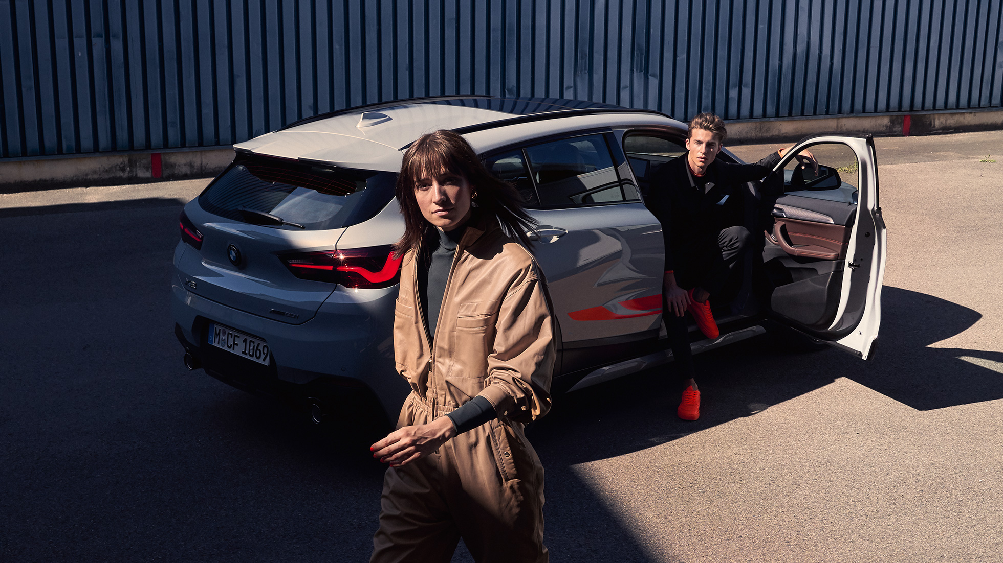 Näkymä perästä BMW X2 F39 BMW X2 2018 F39 metalliväri Galvanic Gold näkymä perästä
