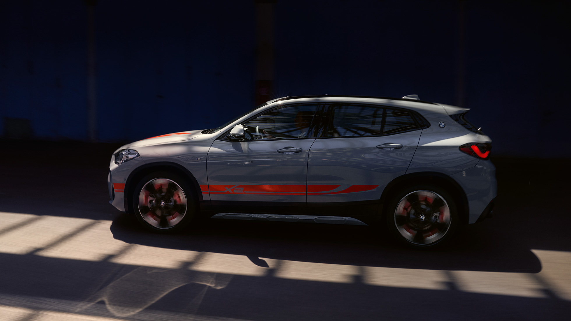Sivunäkymä, BMW X2 F39 BMW X2 2018 F39 metalliväri Galvanic Gold näkymä sivusta