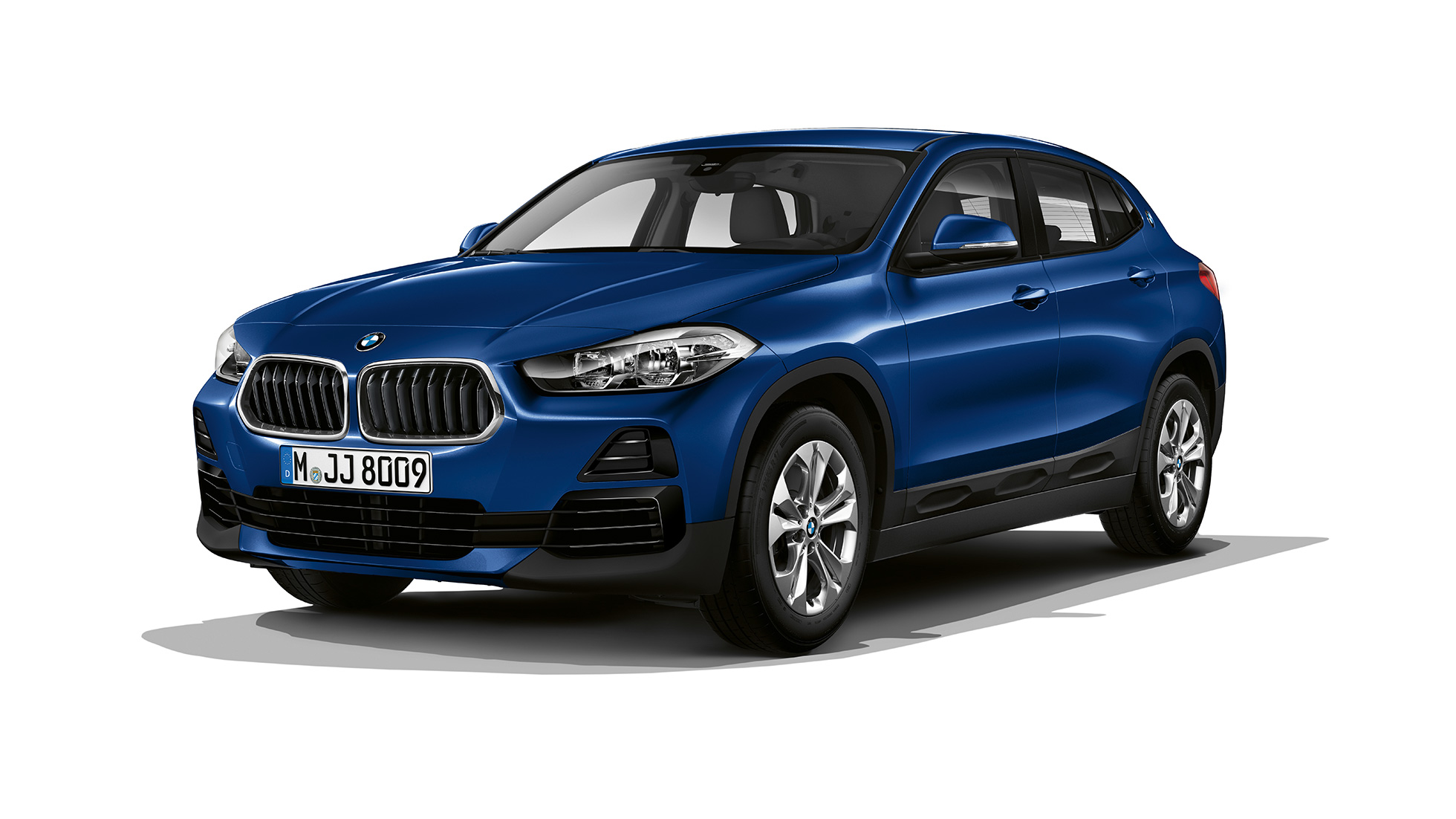 Kolmen neljäsosan näkymä edestä, BMW X2 sDrive20i Business-varustelu BMW X2 sDrive20i Business-varustelu 2018 F39 metalliväri Mediterranean Blue kolmen neljäsosan näkymä edestä