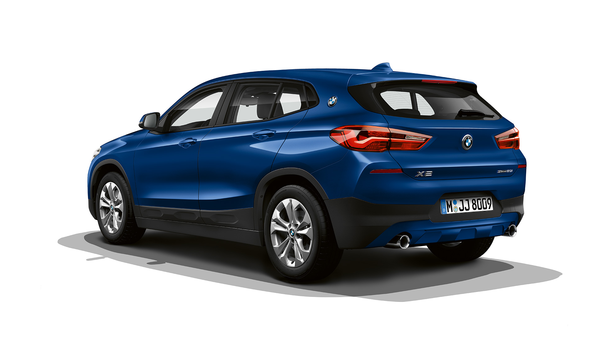 Kolmen neljäsosan näkymä perästä BMW X2 sDrive20i Business-varustelu BMW X2 sDrive20i Business-varustelu 2018 F39 metalliväri Mediterranean Blue kolmen neljäsosan näkymä perästä