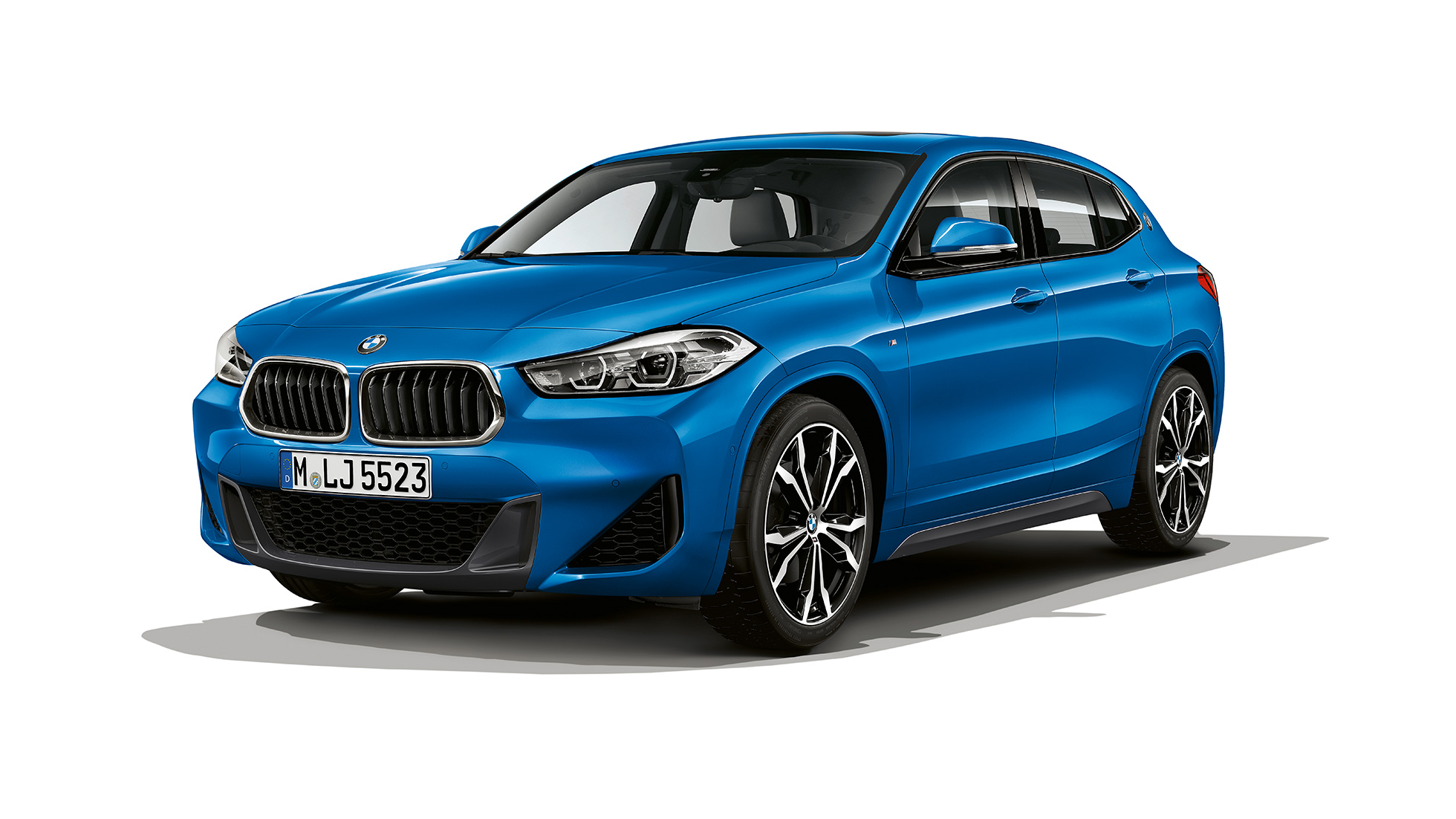 Kolmen neljäsosan näkymä edestä, BMW X2 sDrive20i Business M Sport BMW X2 sDrive20i Business M Sport 2018 F39 metalliväri Misano Blue kolmen neljäsosan näkymä edestä