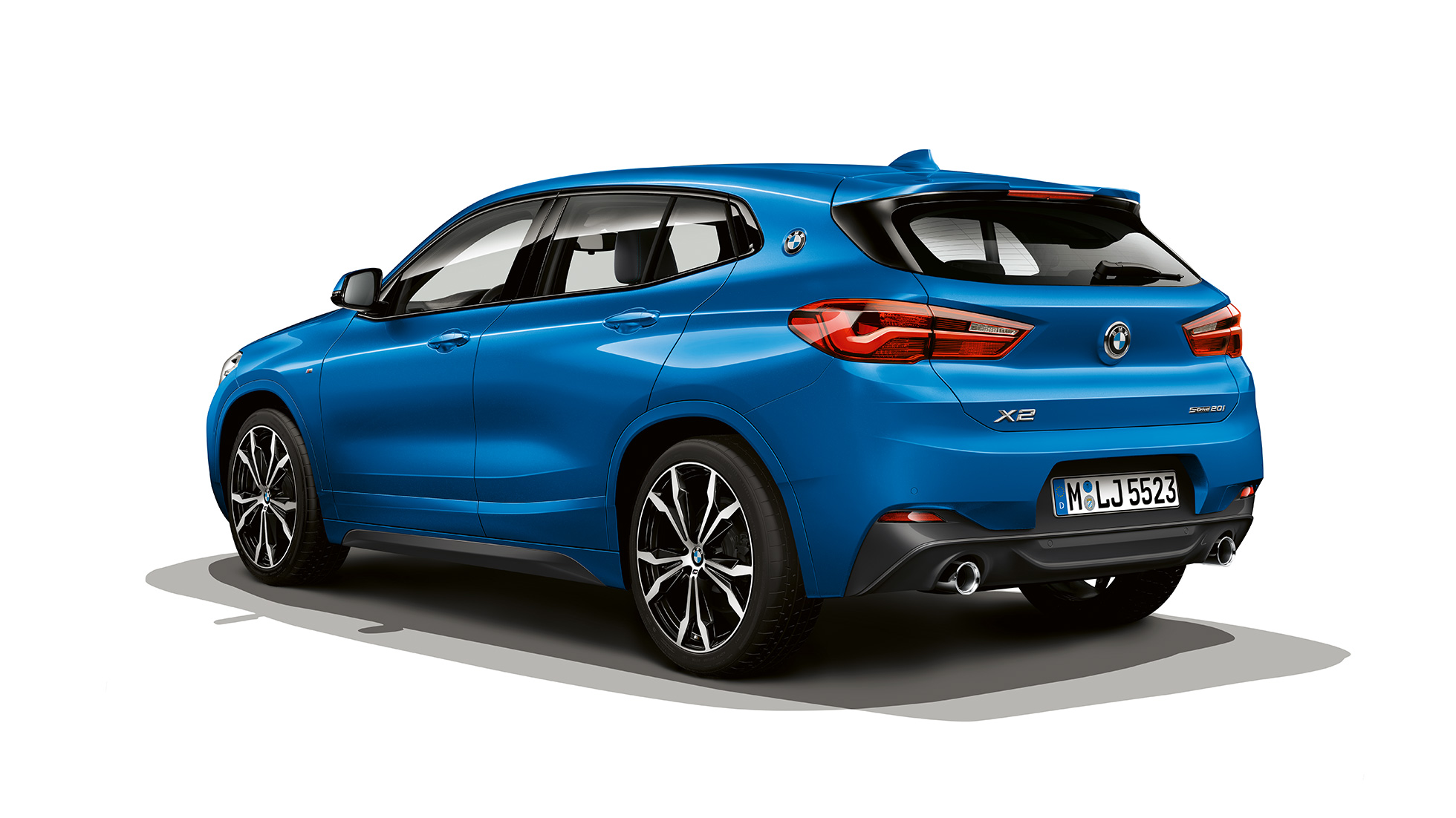 Kolmen neljäsosan näkymä sivulta, BMW X2 sDrive20i Business M Sport BMW X2 sDrive20i Business M Sport 2018 F39 metalliväri Misano Blue kolmen neljäsosan näkymä sivulta