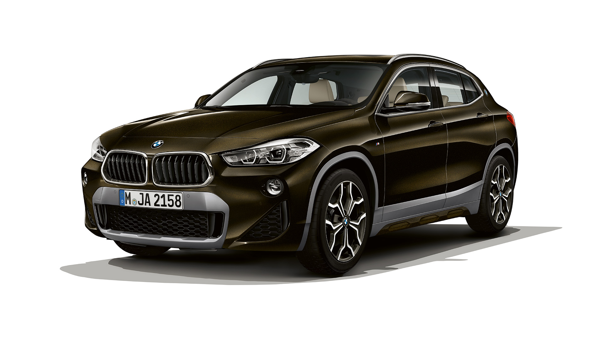 Kolmen neljäsosan näkymä edestä, BMW X2 sDrive20i Business M Sport X BMW X2 sDrive20i Business M Sport X 2018 F39 Sparkling Storm Brilliant Effect kolmen neljäsosan näkymä edestä