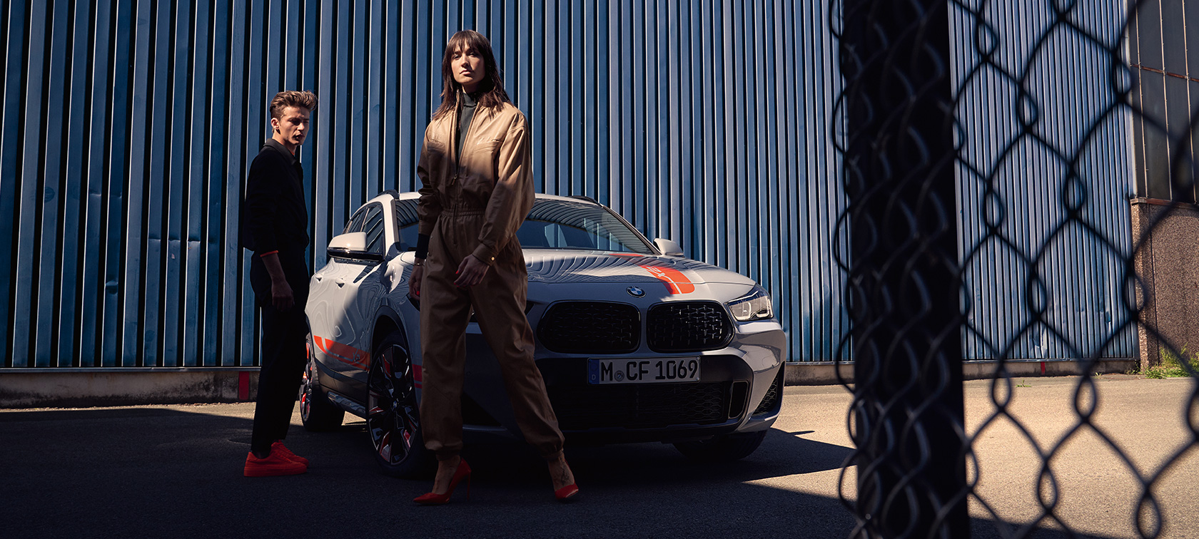 Sivunäkymä, BMW X2 F39 Sivunäkymä BMW X2 2018 F39 metalliväri Galvanic Gold