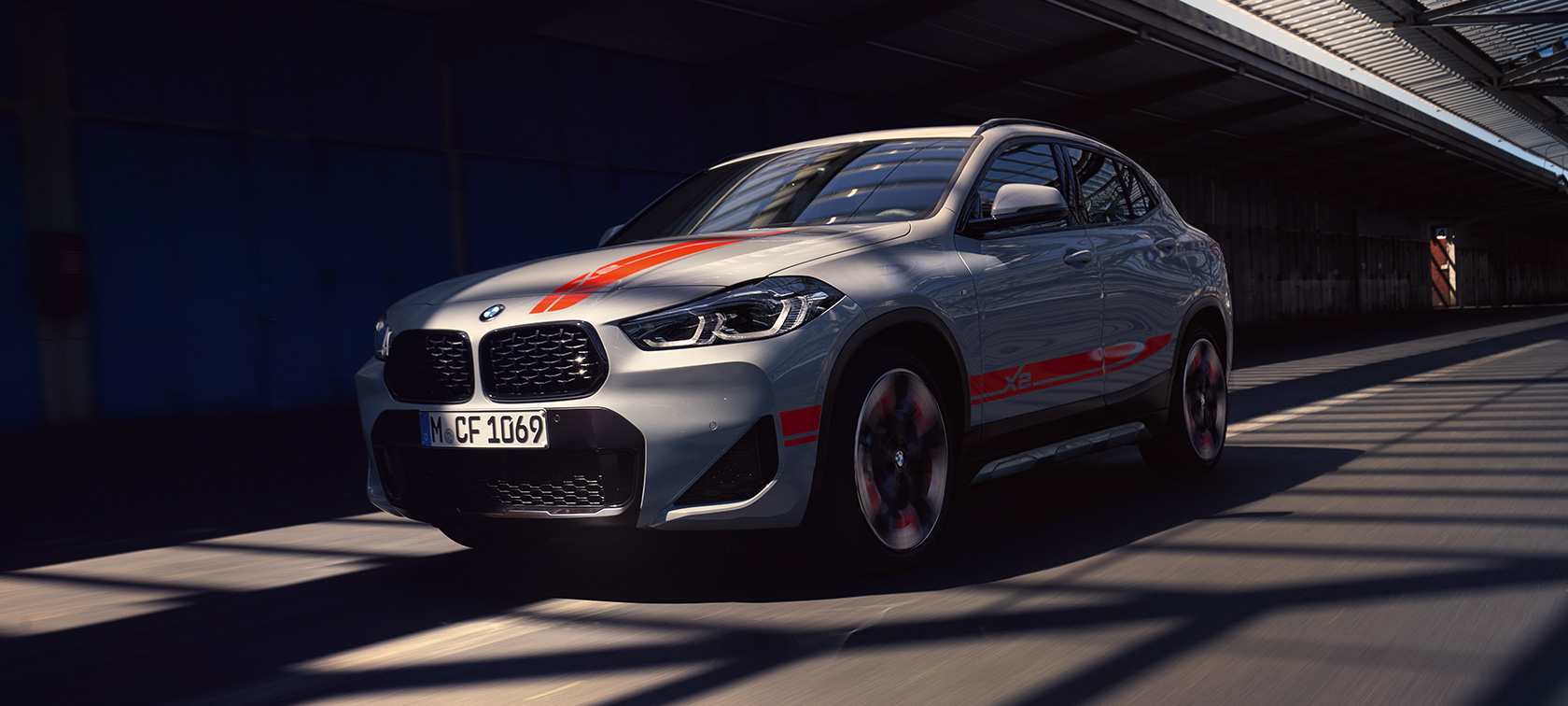 Näkymä perästä BMW X2 F39 Näkymä perästä BMW X2 2018 F39 metalliväri Galvanic Gold