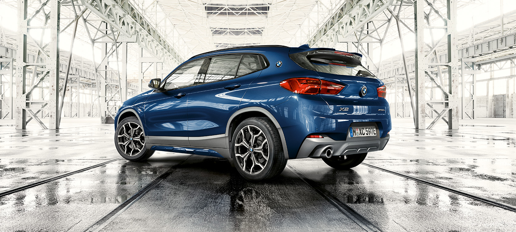 kolmen neljäsosan näkymä edestä BMW X2 xDrive25e Plug-in hybridi BMW X2 xDrive25e Plug-in hybridi F39 2020 kolmen neljäsosan näkymä edestä