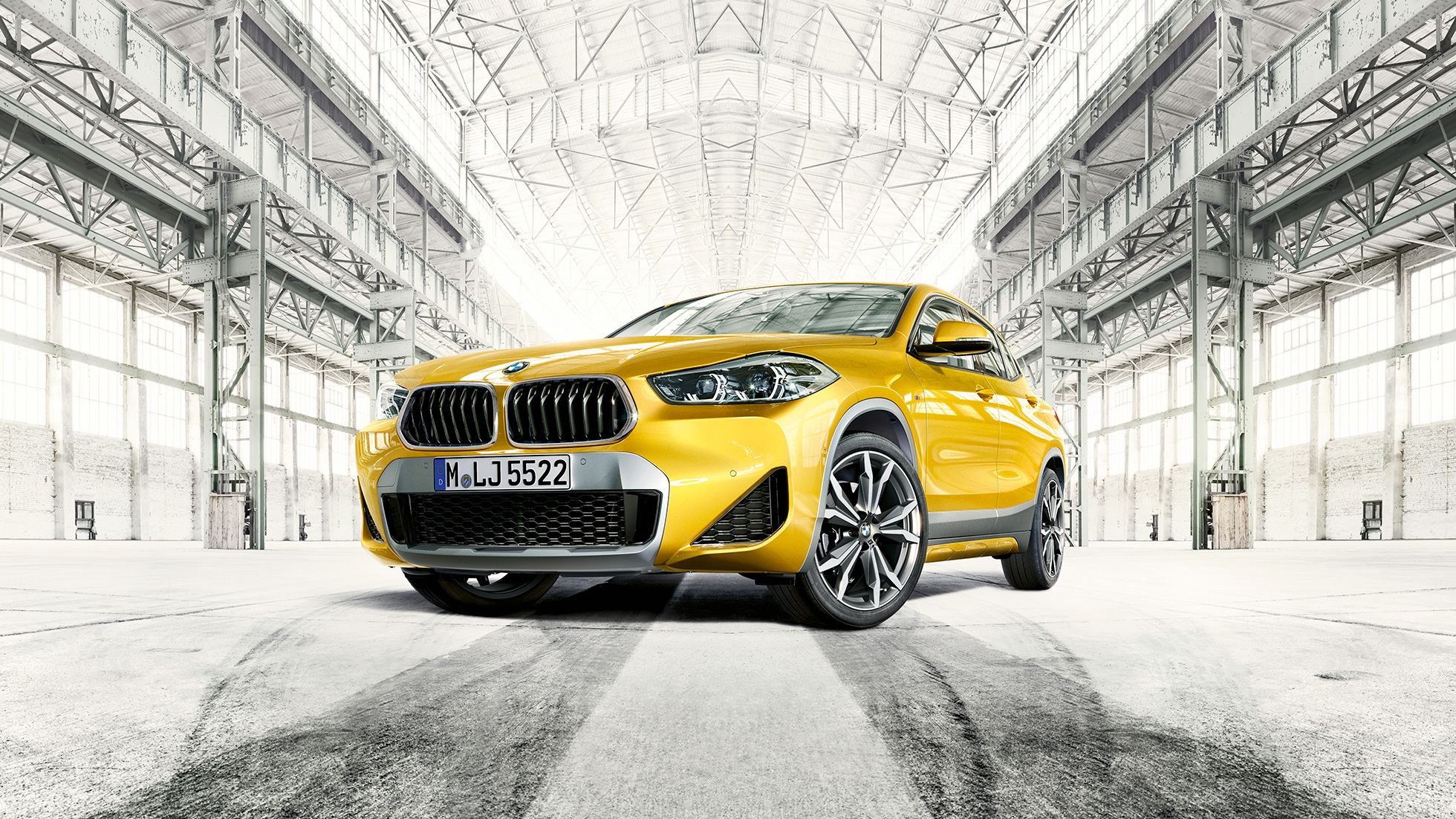 Kolmen neljäsosan näkymä edestä BMW X2 F39 Kolmen neljäsosan näkymä edestä BMW X2 2018 F39 metalliväri Galvanic Gold